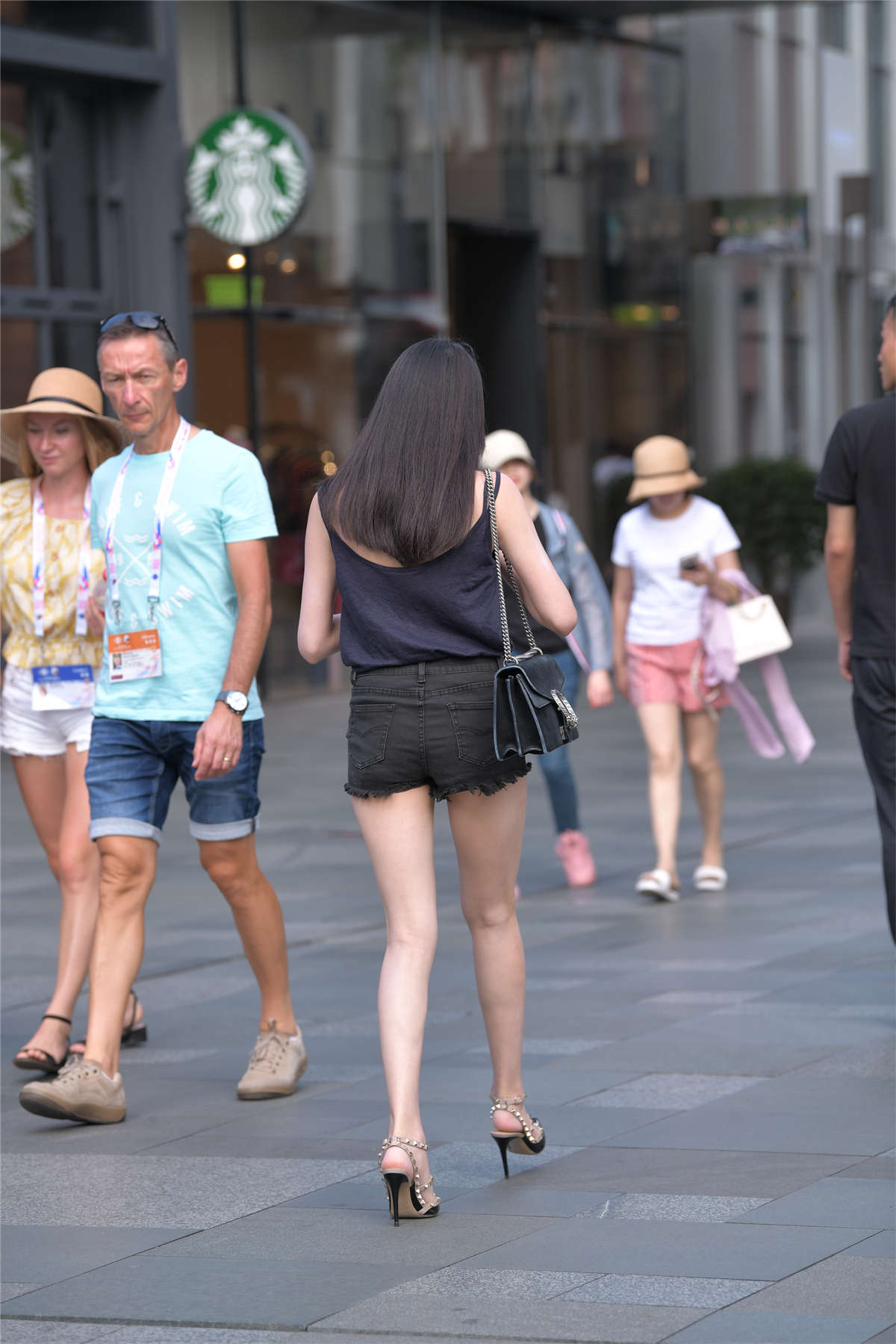 图片[2]-摄神街拍作品 – 纯天然的大长腿热裤小姐姐-日更街拍