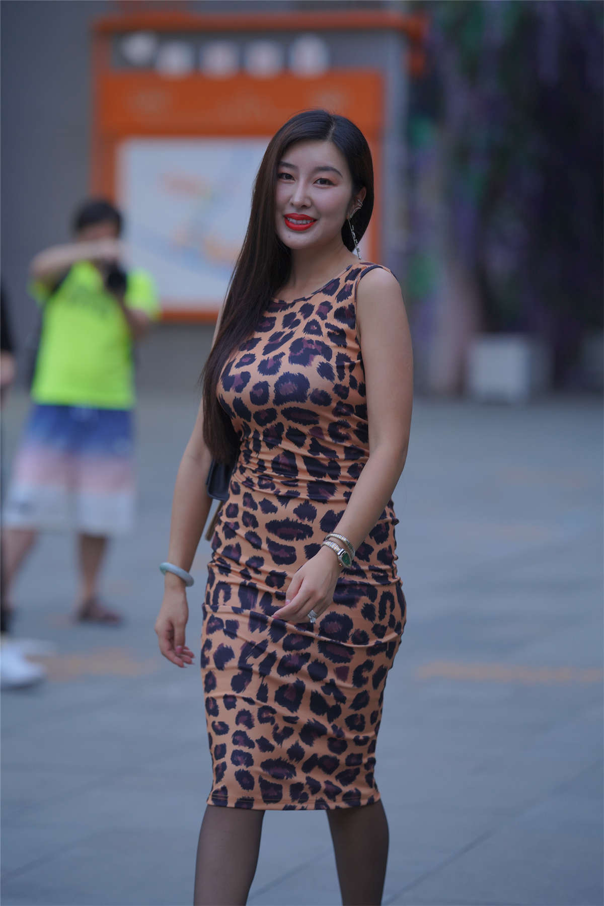 豹纹紧身包臀裙黑丝美腿-日更街拍