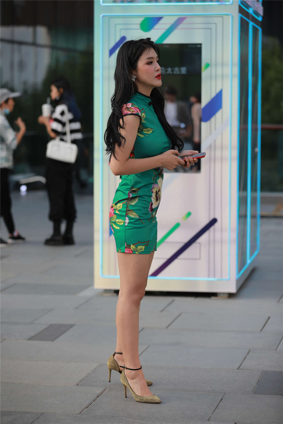 图片[2]-花旗袍美腿熟女-日更街拍