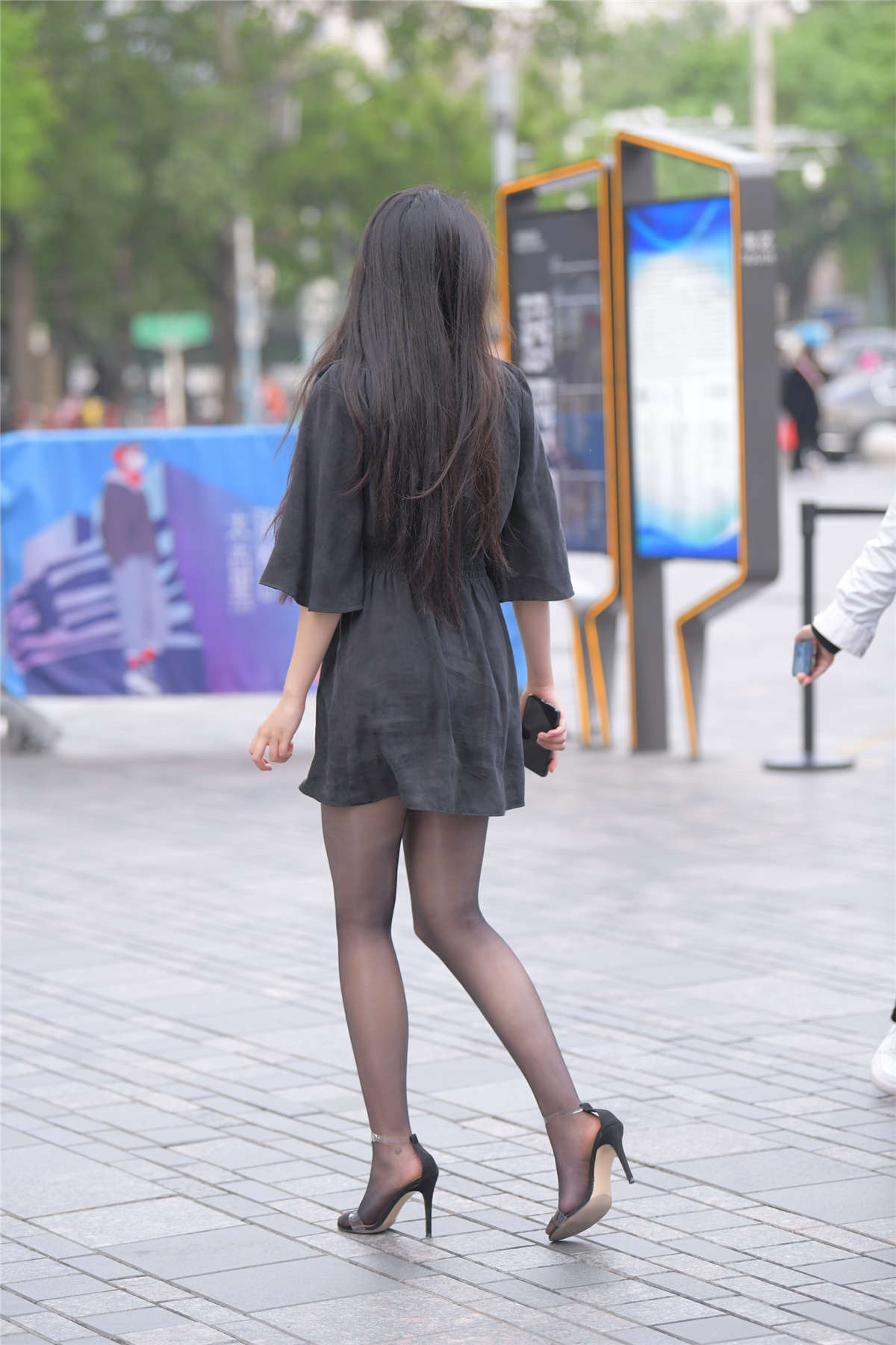 图片[2]-红石街拍作品 – 又遇黑丝美女-日更街拍