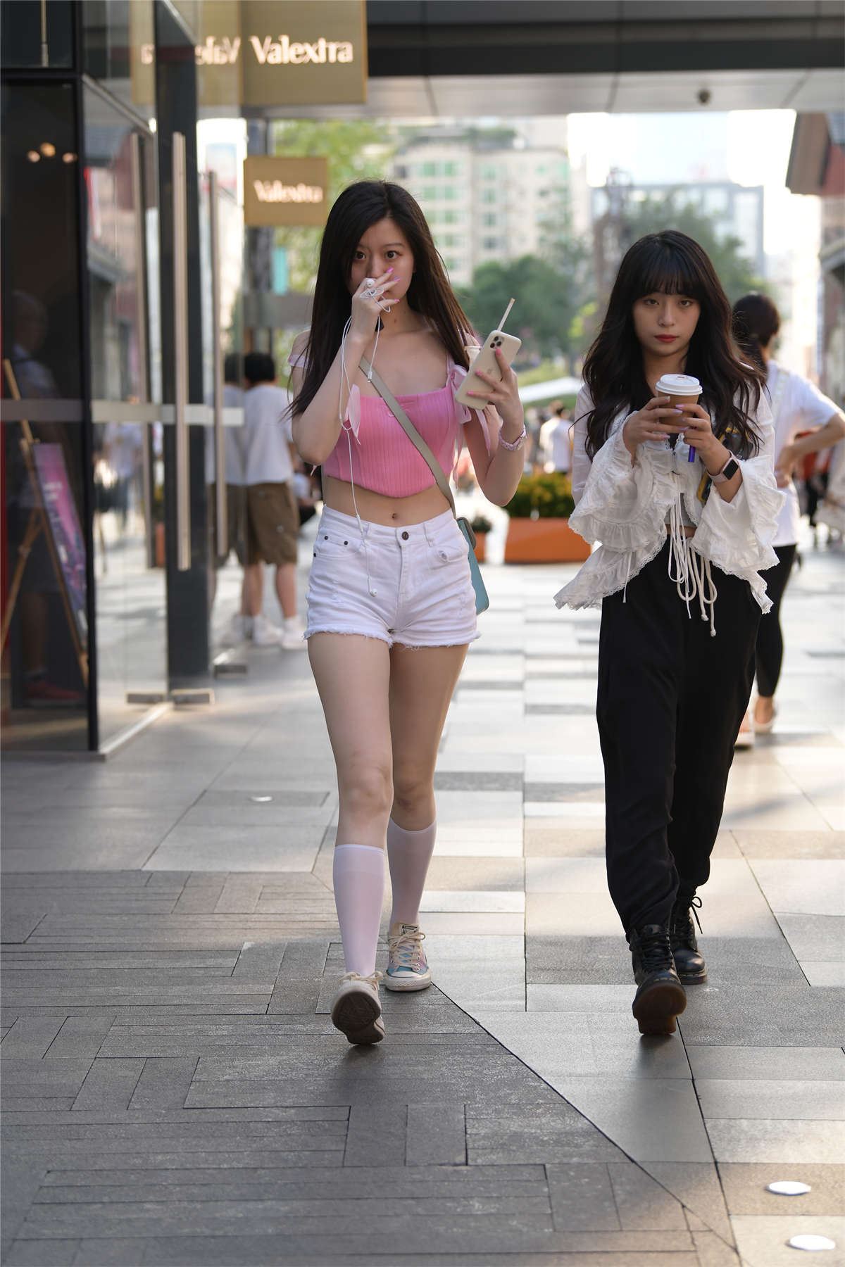 图片[2]-白色短裤小蛮腰-日更街拍