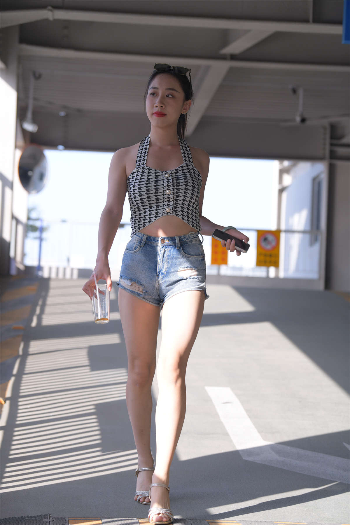 图片[2]-[魔镜原创摄影] 一始街拍作品 牛仔热裤美女-日更街拍