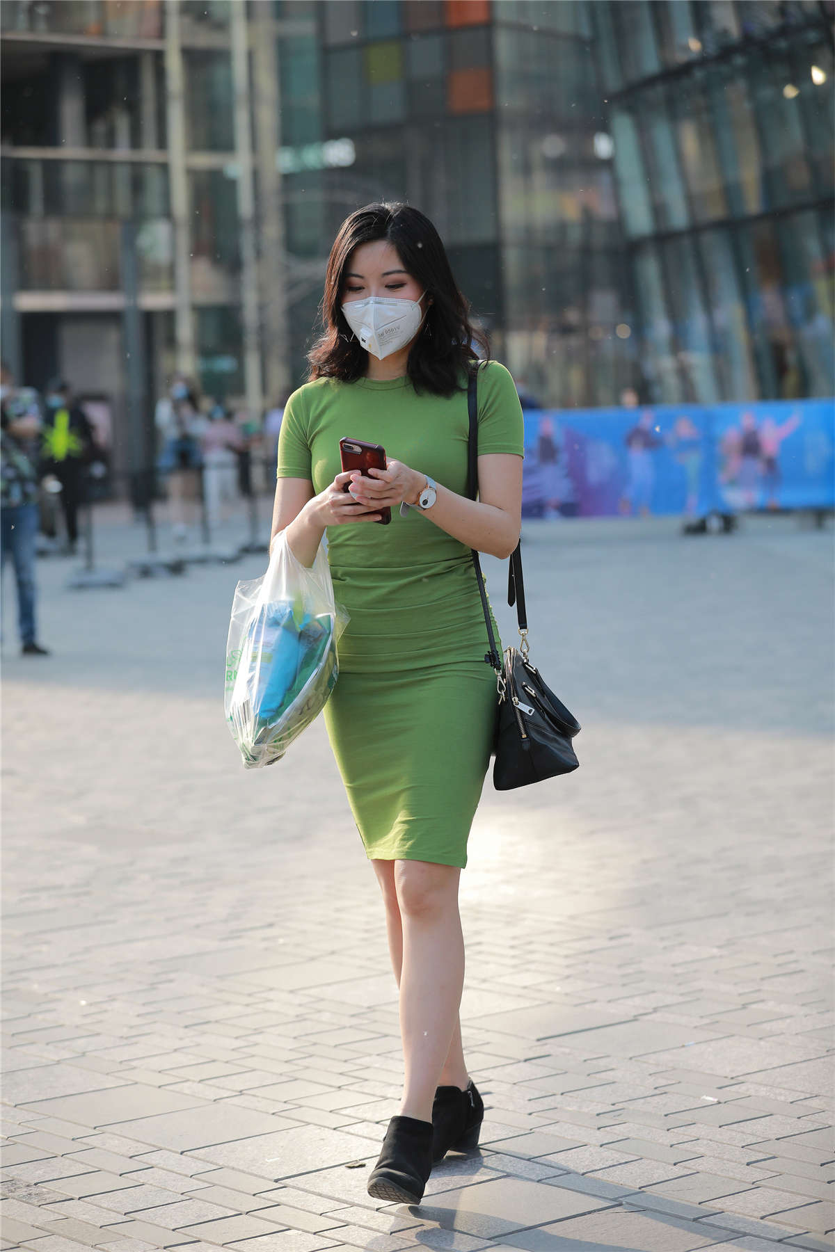 玻璃街拍作品 – 绿色包臀裙漂亮小姐姐-日更街拍