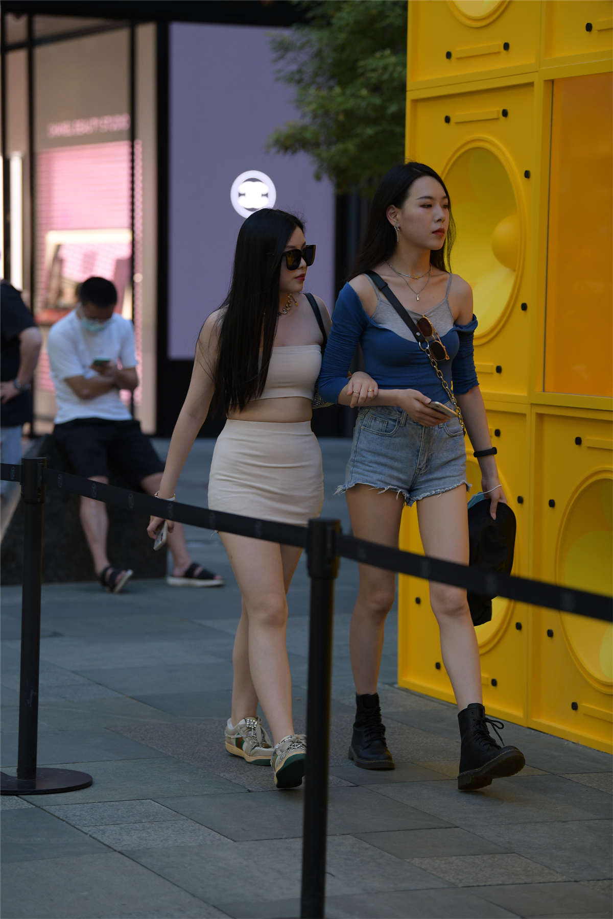 图片[2]-牛仔短裤皮靴靓妹-日更街拍