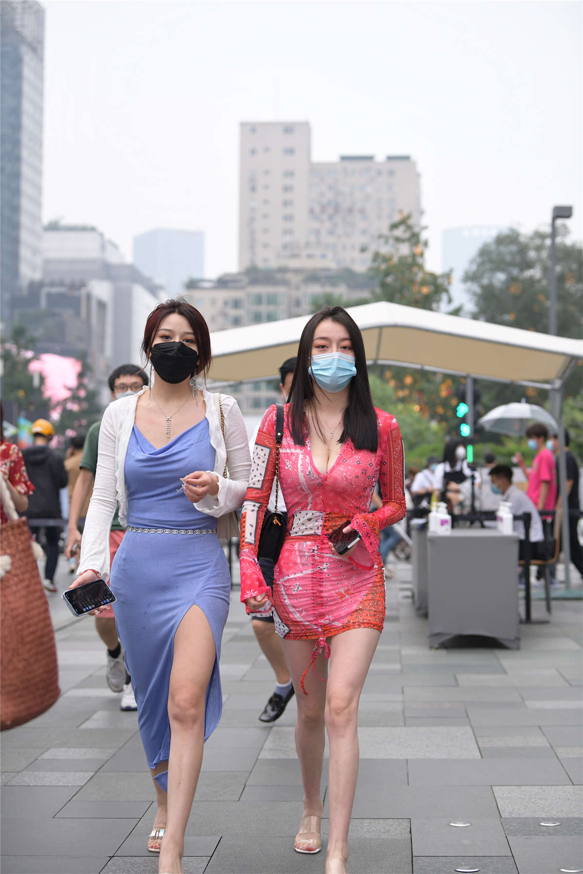 亮眼红色纱裙-日更街拍