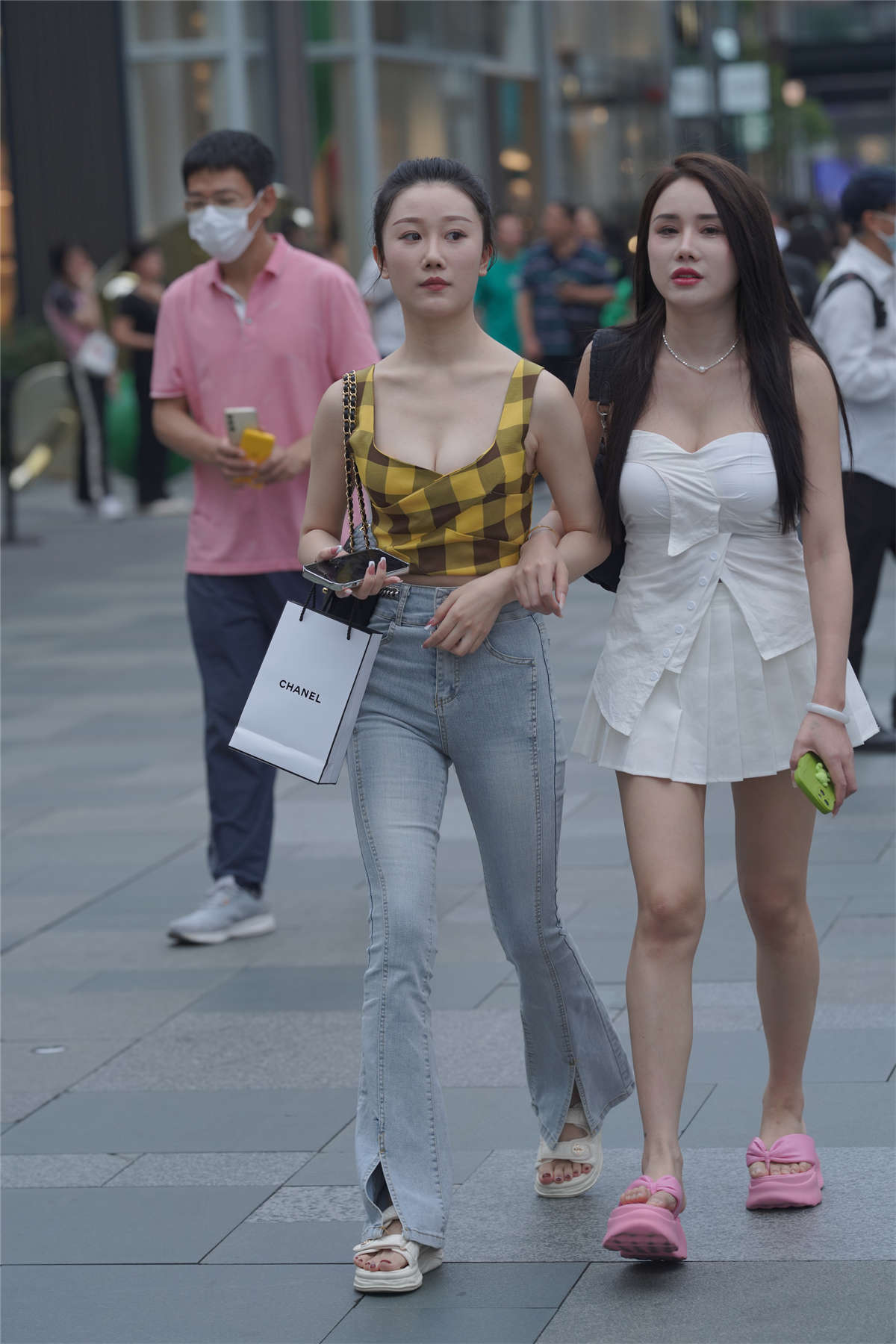百搭喇叭牛仔裤-日更街拍