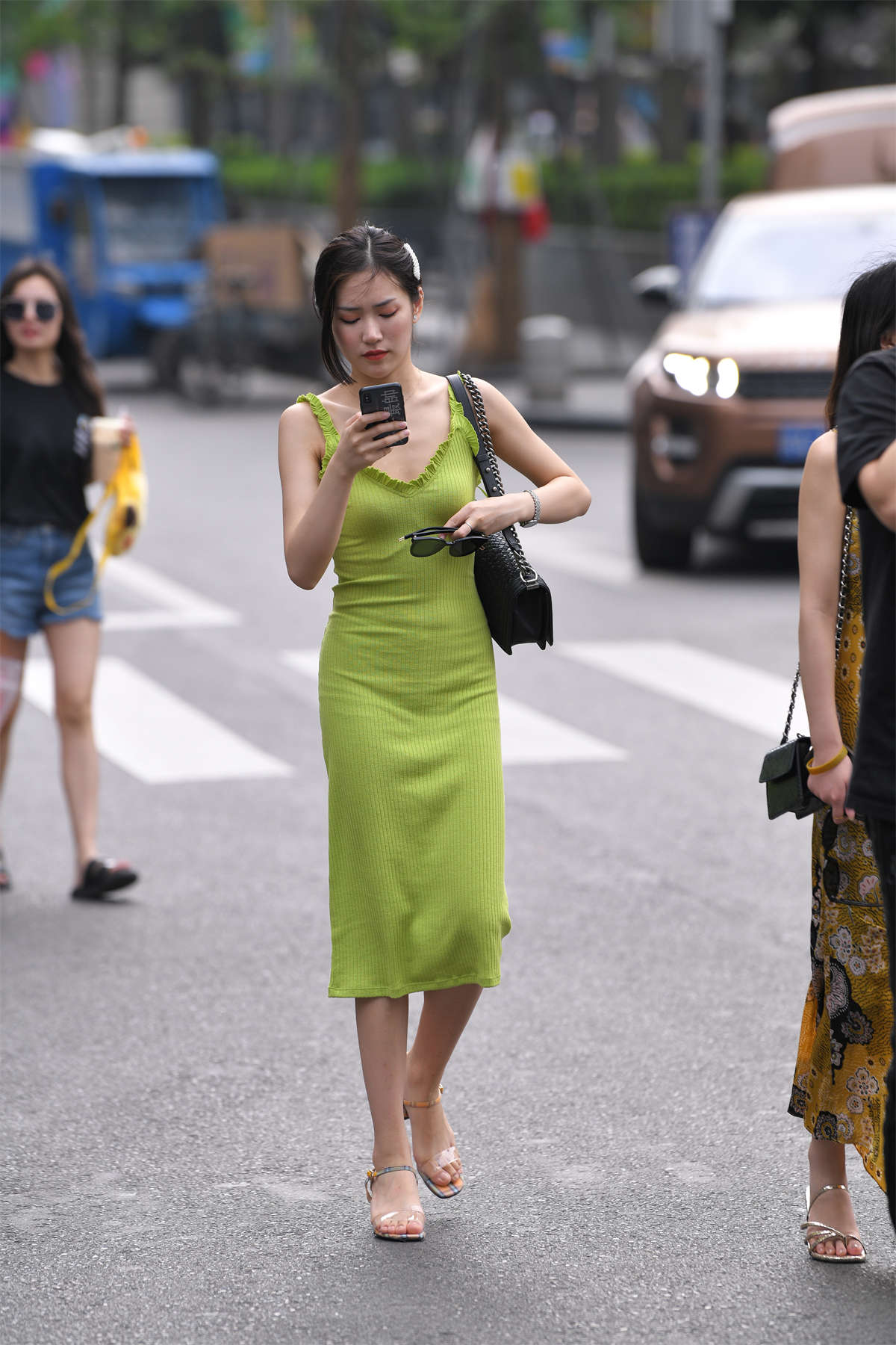 果绿色长裙-日更街拍