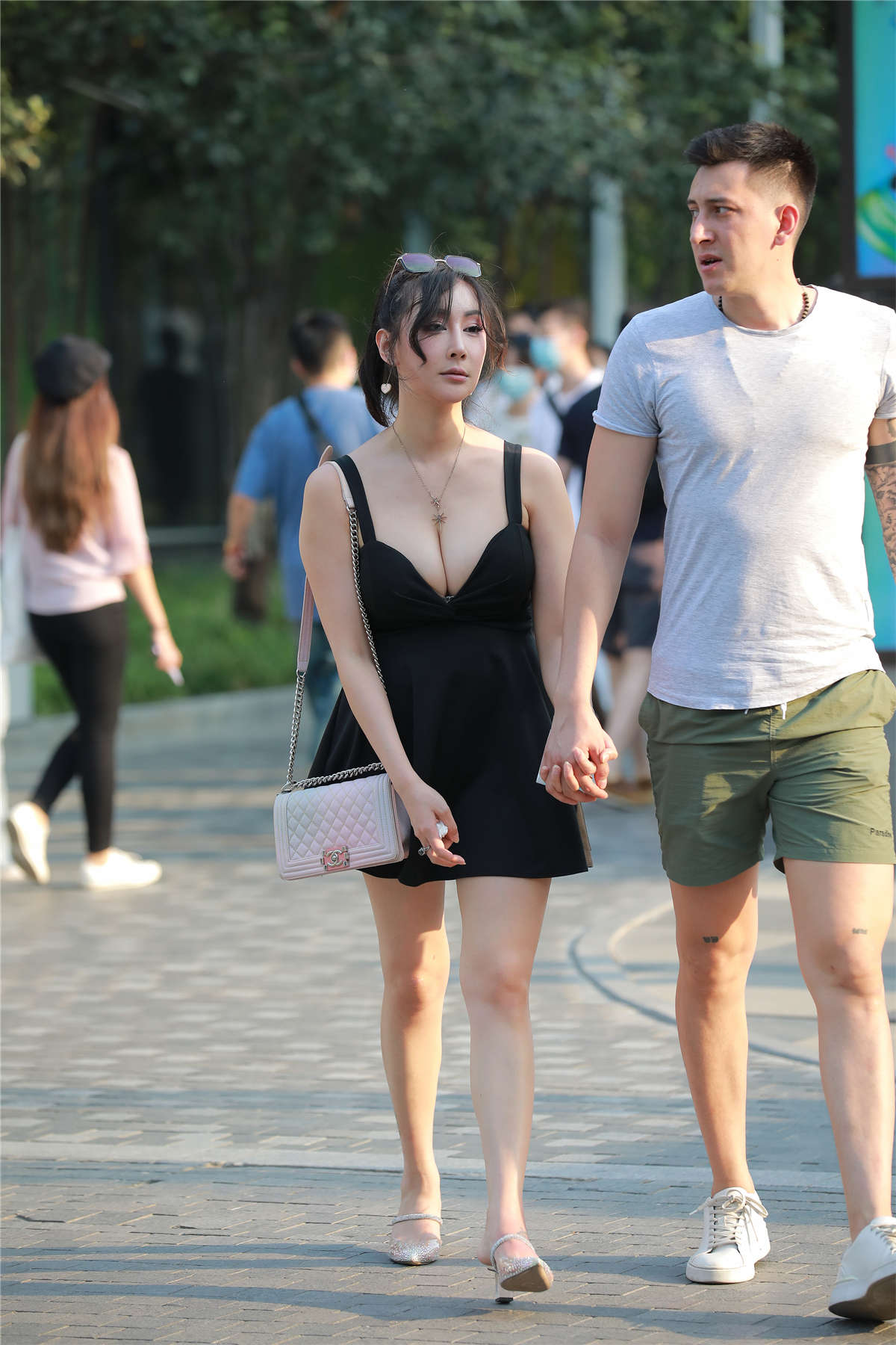 玻璃街拍作品 – 玩跷跷板的性感女友-日更街拍