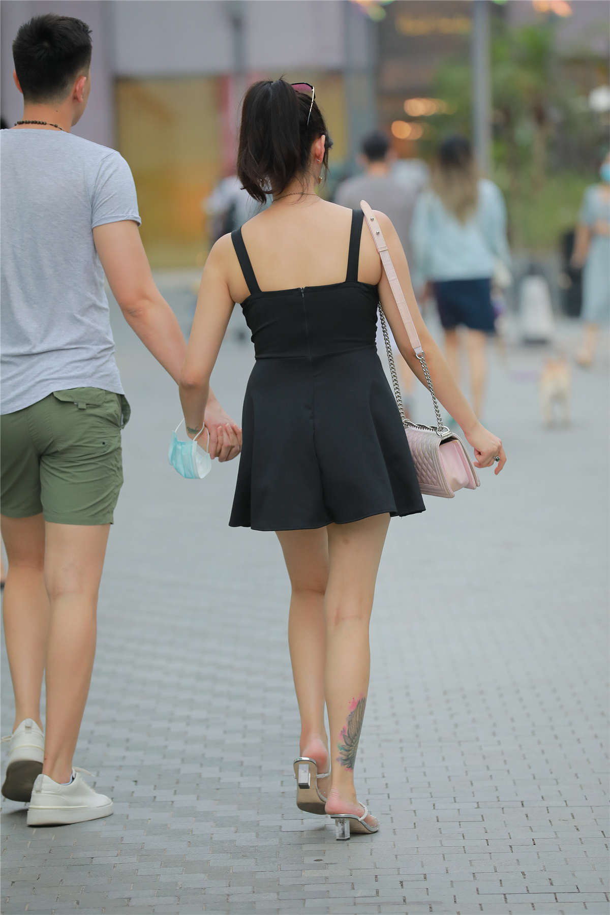 图片[2]-玻璃街拍作品 – 玩跷跷板的性感女友-日更街拍