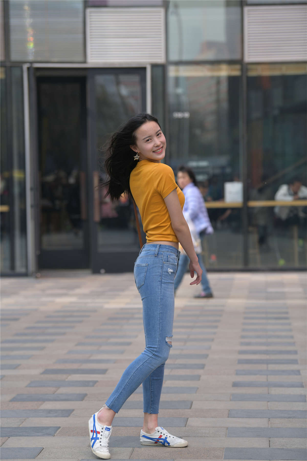 爱笑魅力美女-日更街拍
