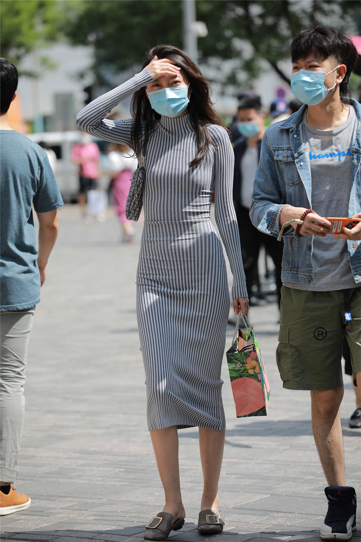 玻璃街拍作品 – 连衣裙高挑女朋友-日更街拍