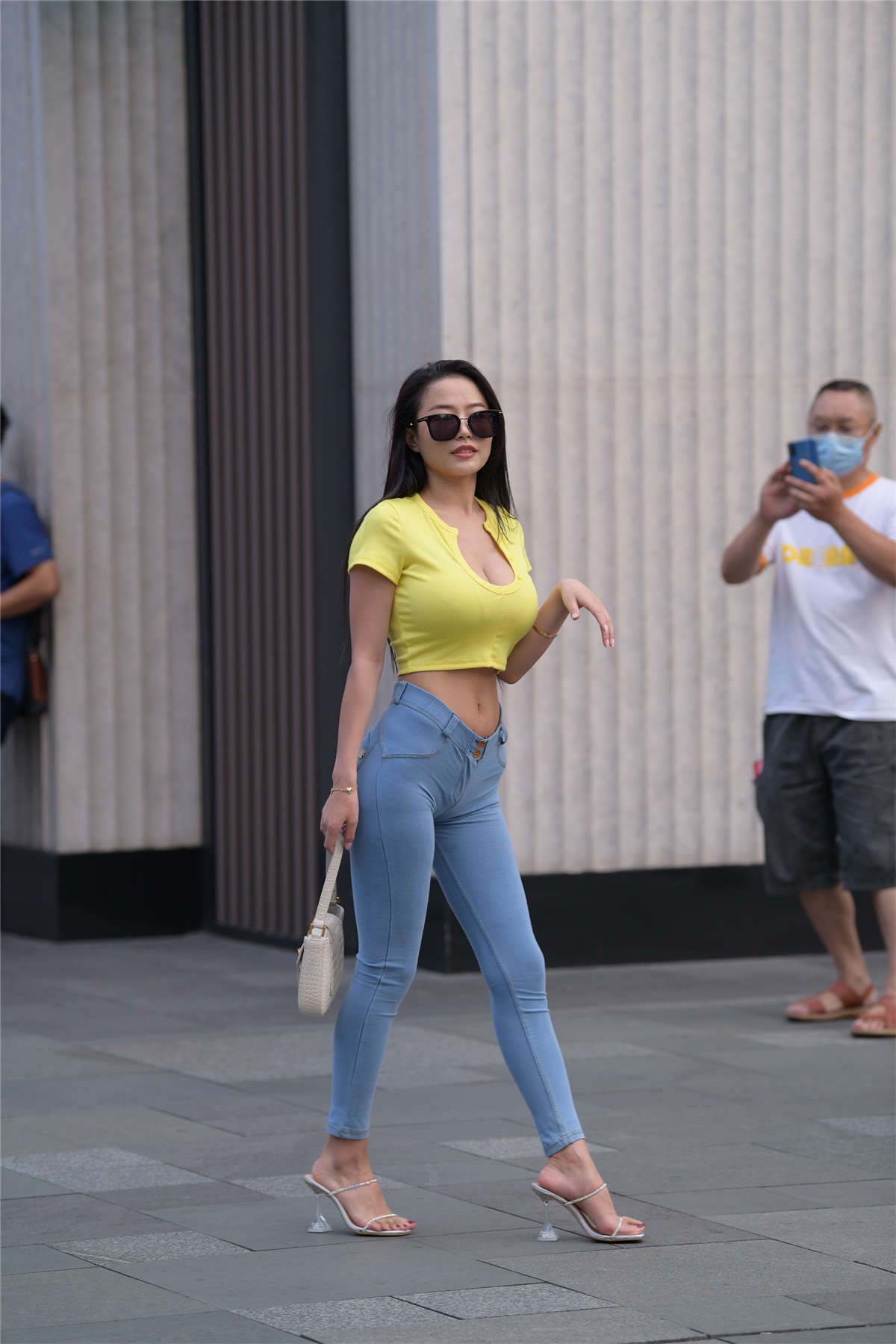 图片[2]-紧身牛仔裤勾勒好身材-日更街拍