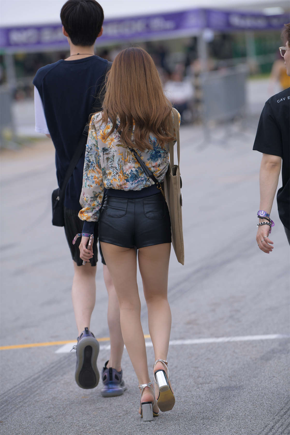 图片[2]-凯恩公爵街拍作品 – 紧身皮热裤美女-日更街拍