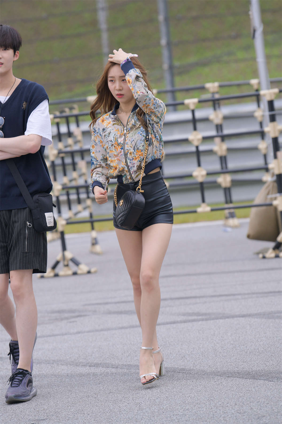 凯恩公爵街拍作品 – 紧身皮热裤美女-日更街拍
