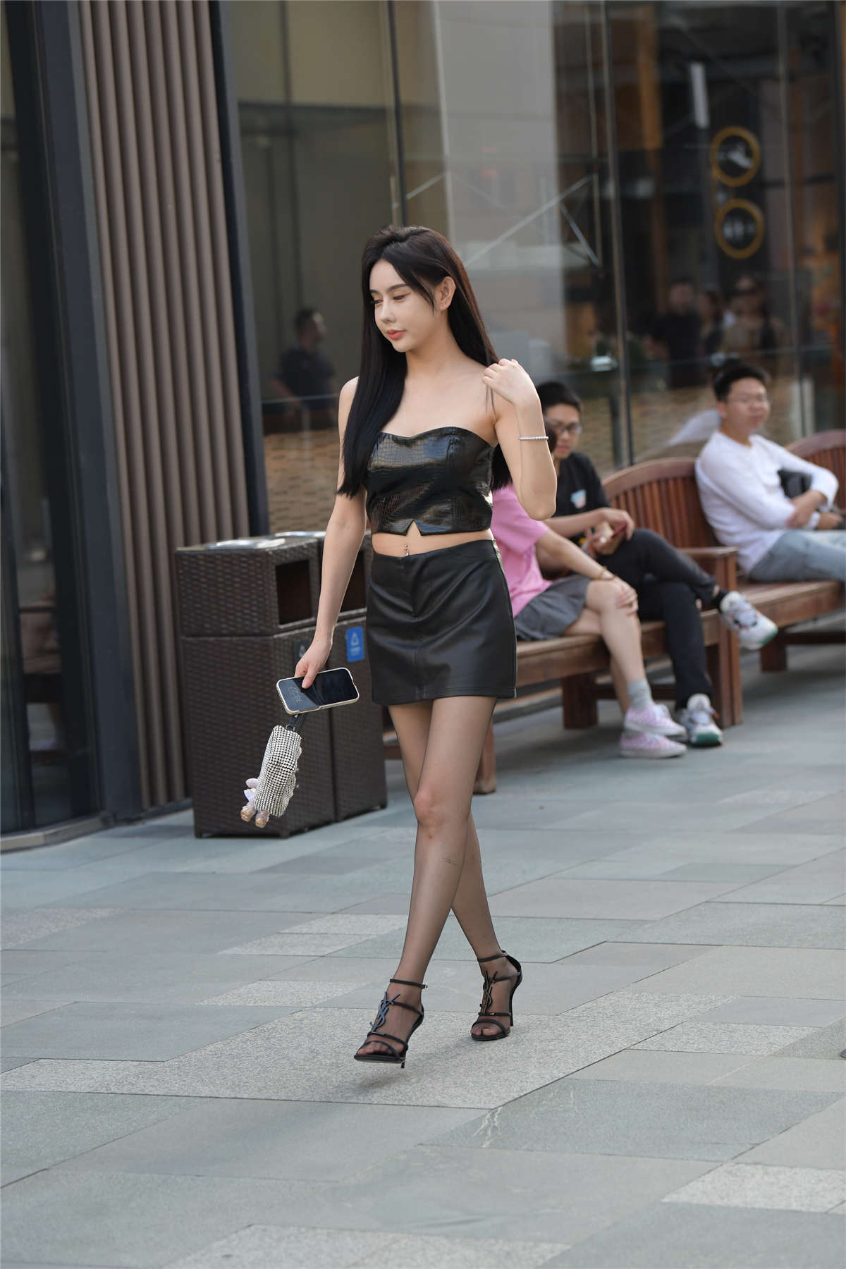 飒爽黑色皮裙-日更街拍