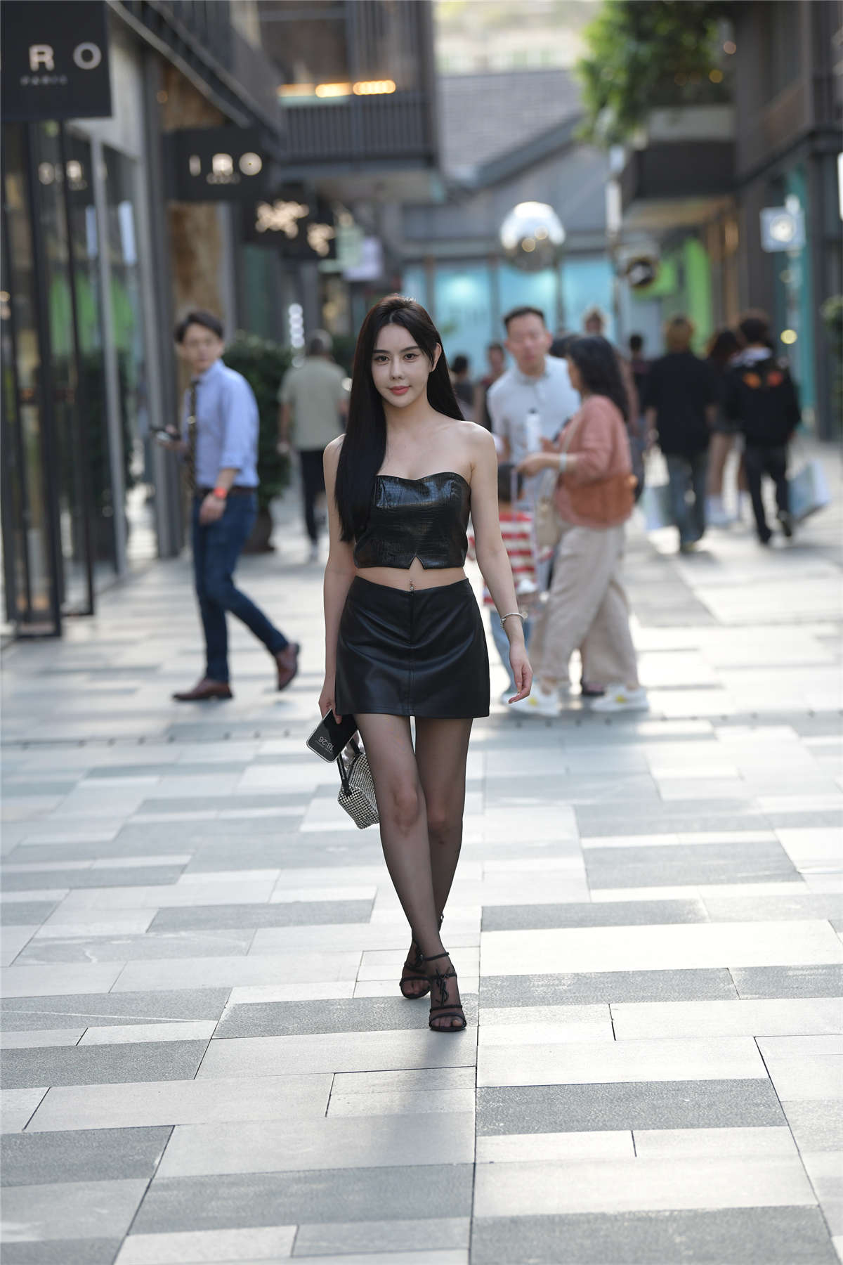图片[2]-飒爽黑色皮裙-日更街拍