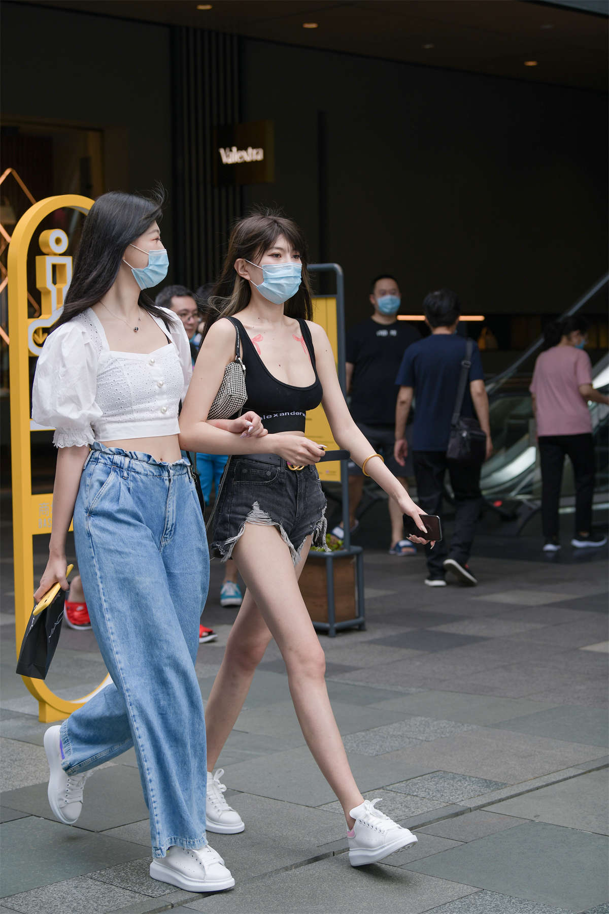 时尚V型短裤-日更街拍