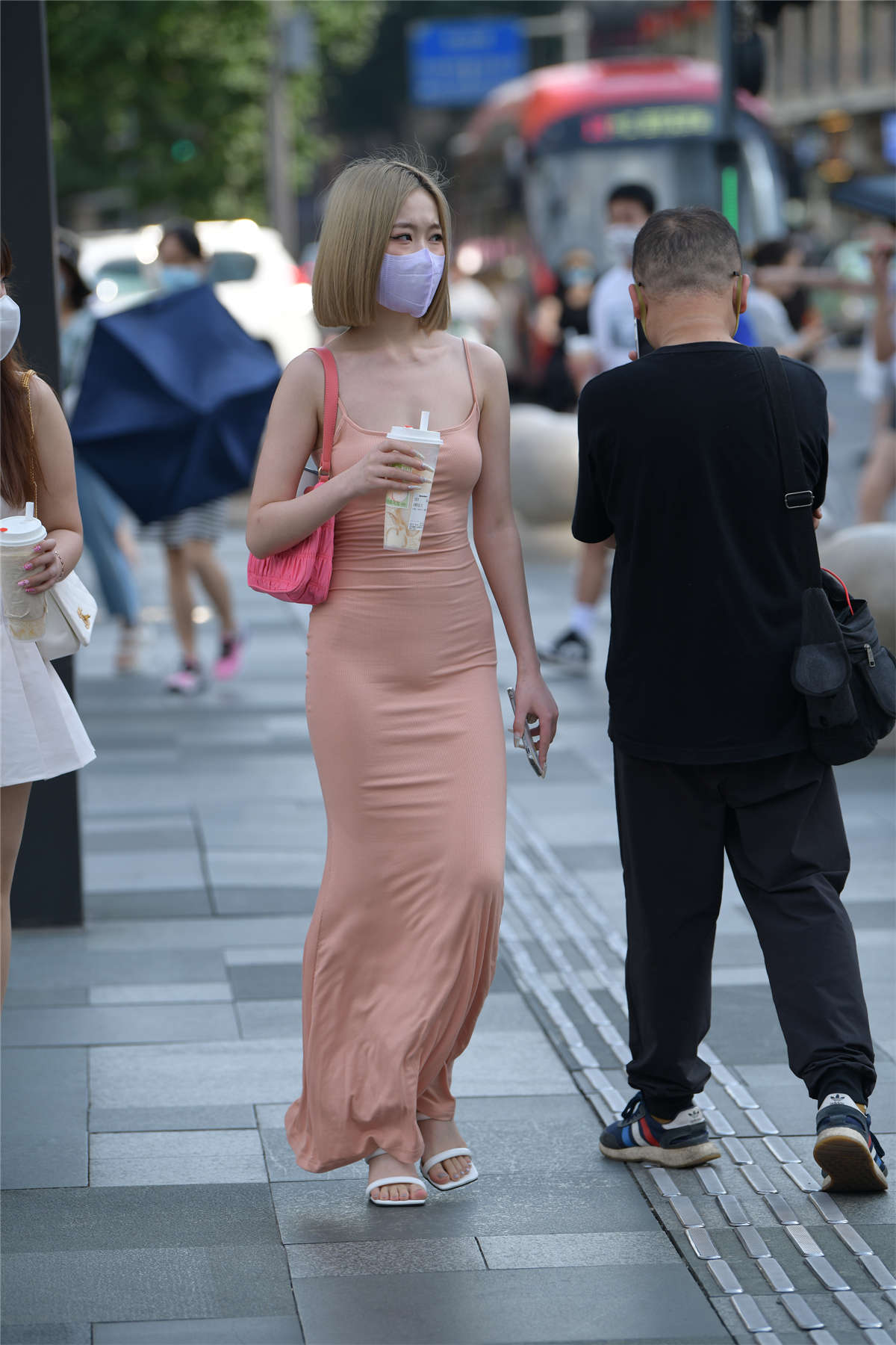 图片[2]-优雅修身长裙-日更街拍