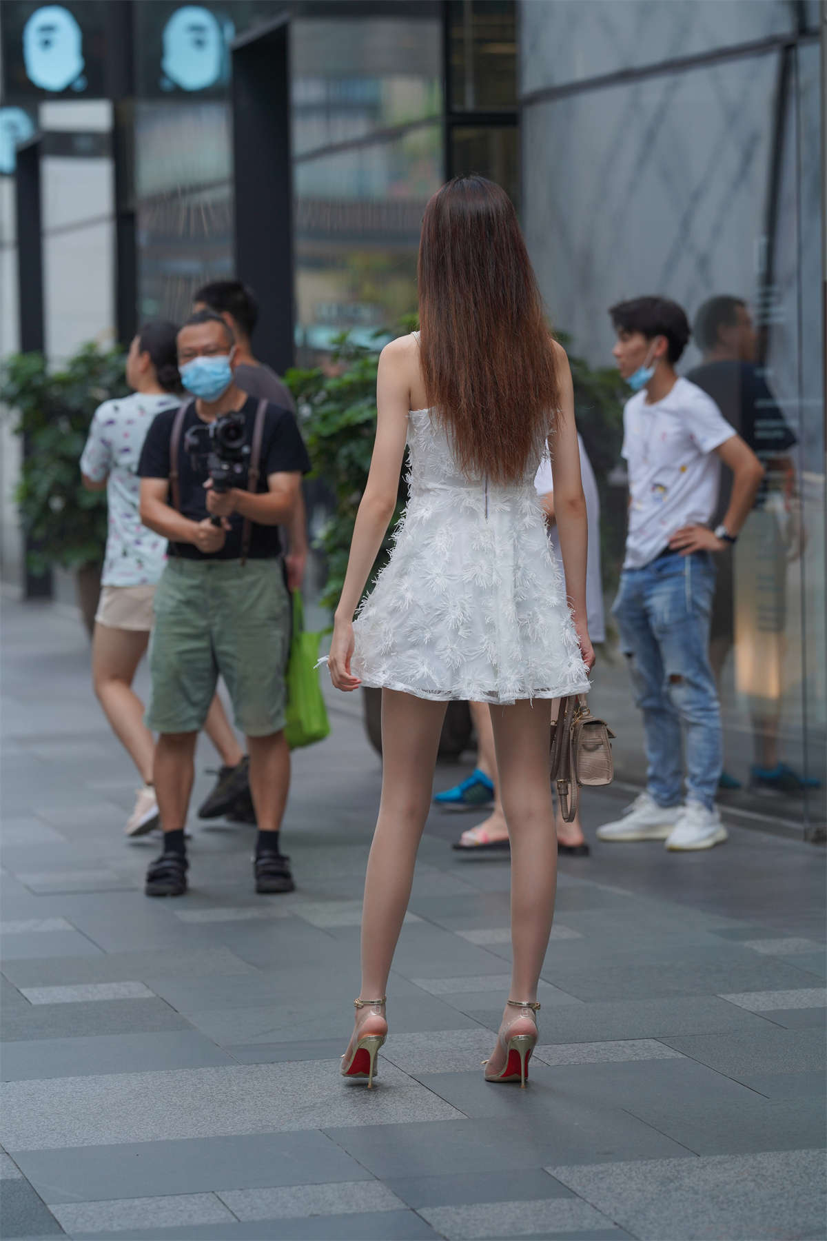 图片[2]-牛男街拍 白长直小仙女 好美的腿-日更街拍