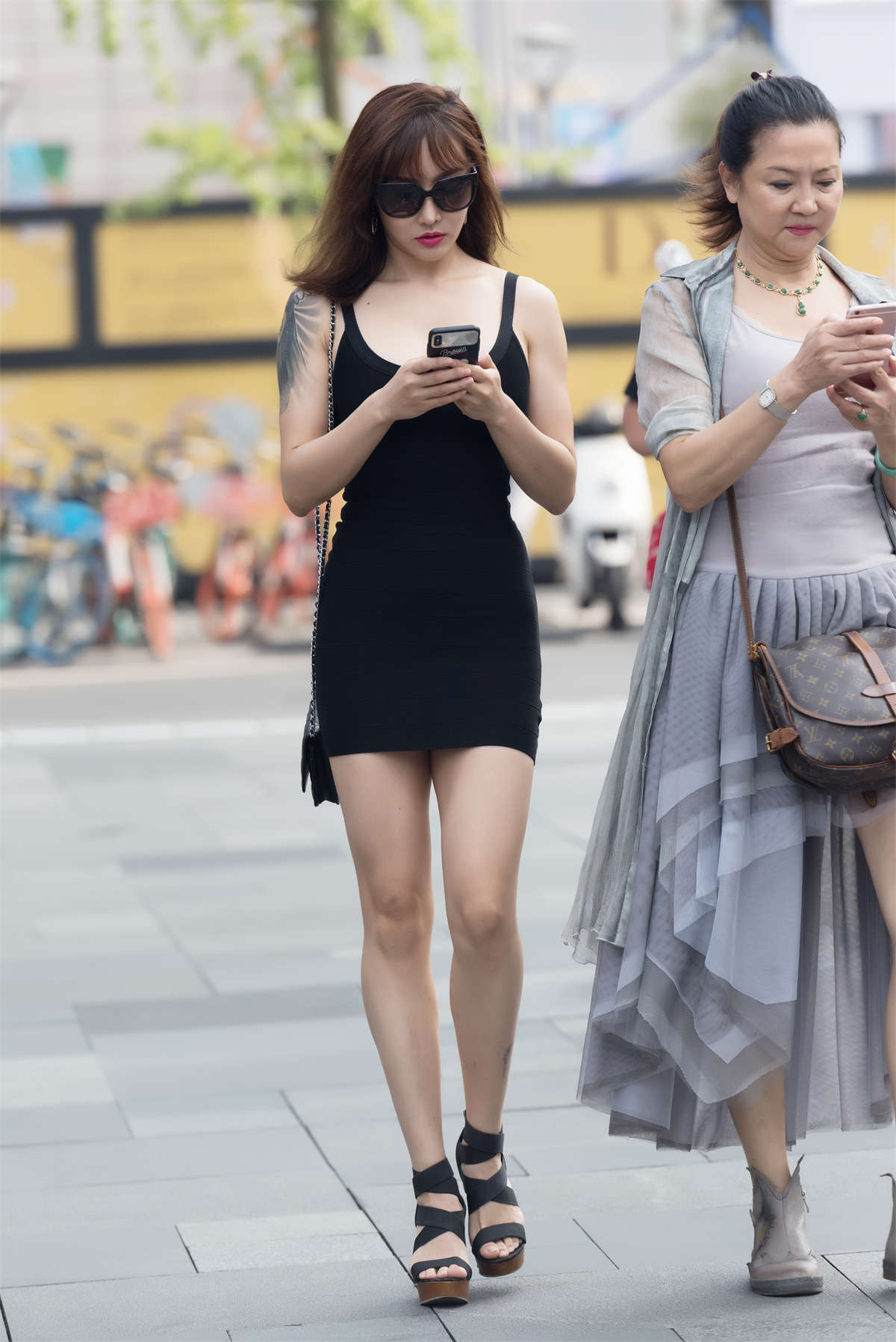 图片[2]-黑色紧身包臀裙纹身御姐-日更街拍