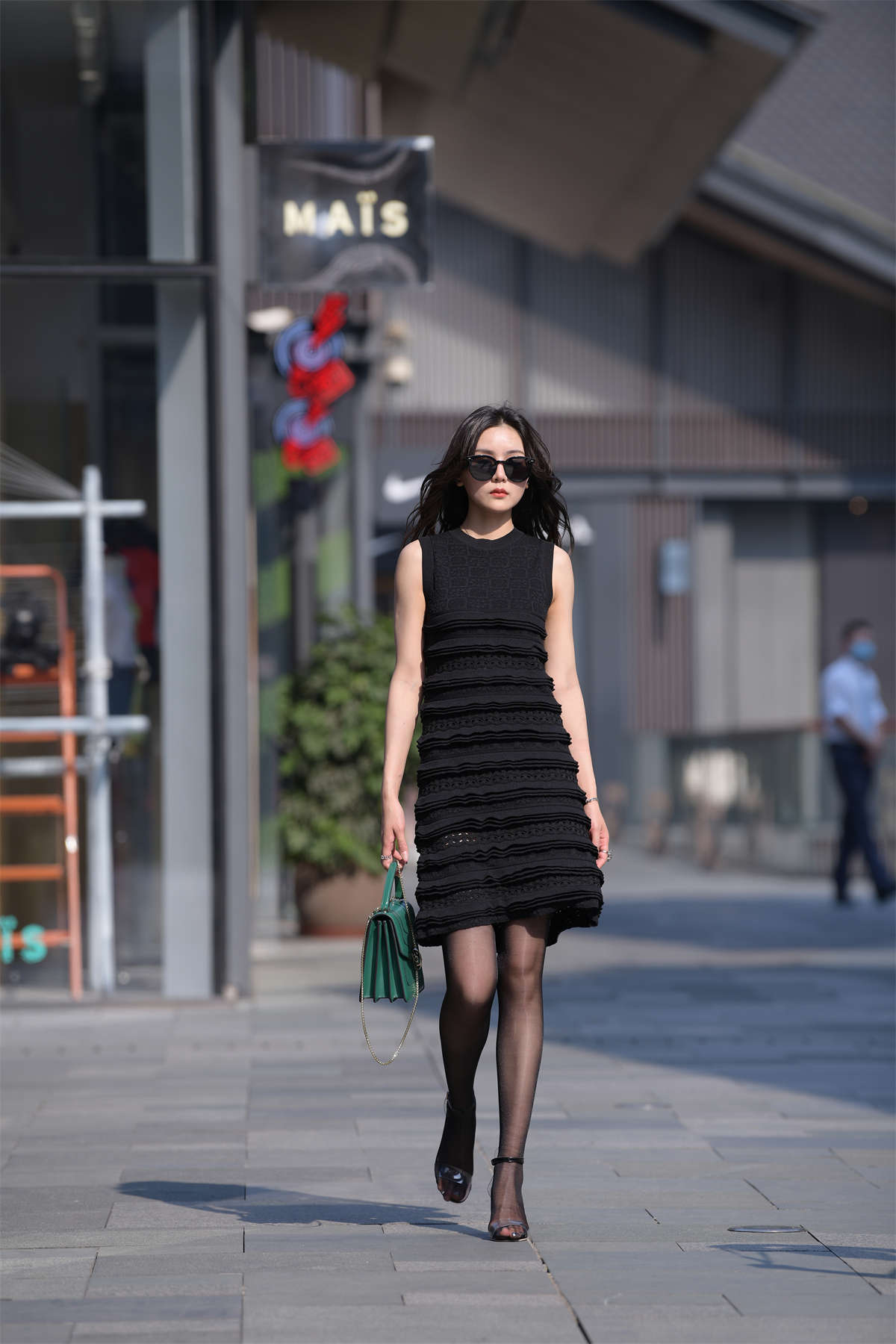 气质黑色连衣裙-日更街拍