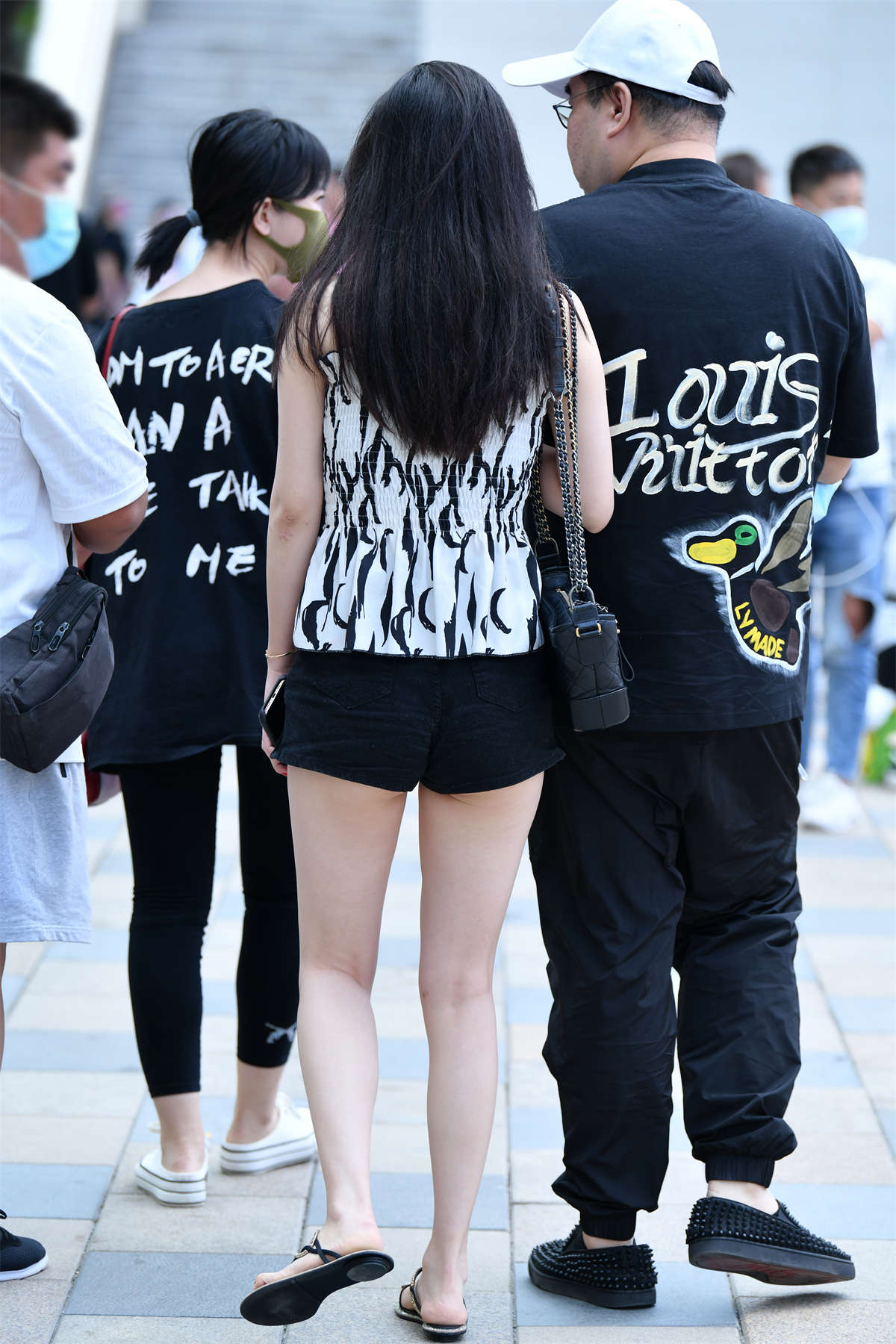 图片[2]-小默街拍作品 – 黑热裤美女-日更街拍