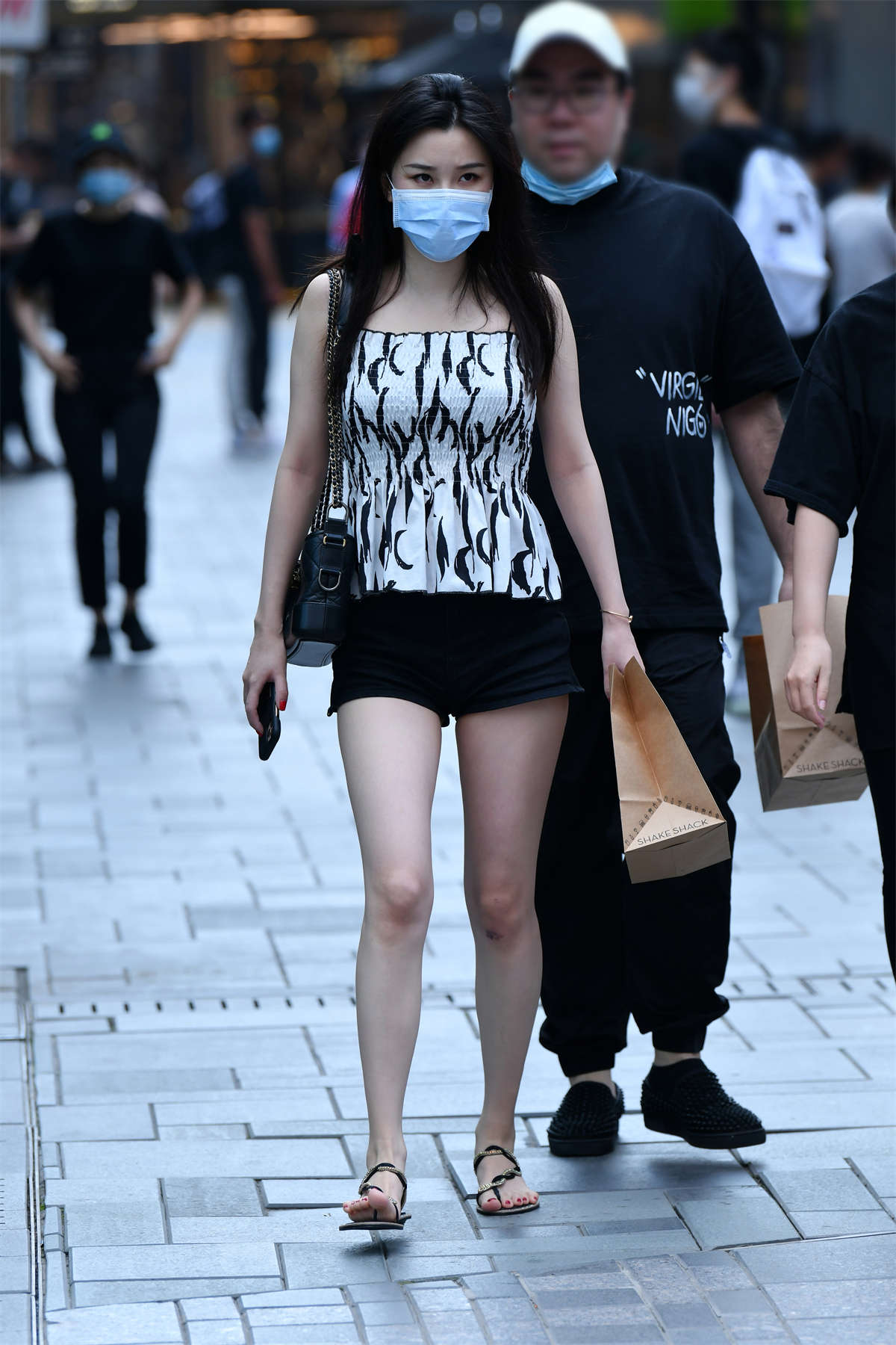 小默街拍作品 – 黑热裤美女-日更街拍