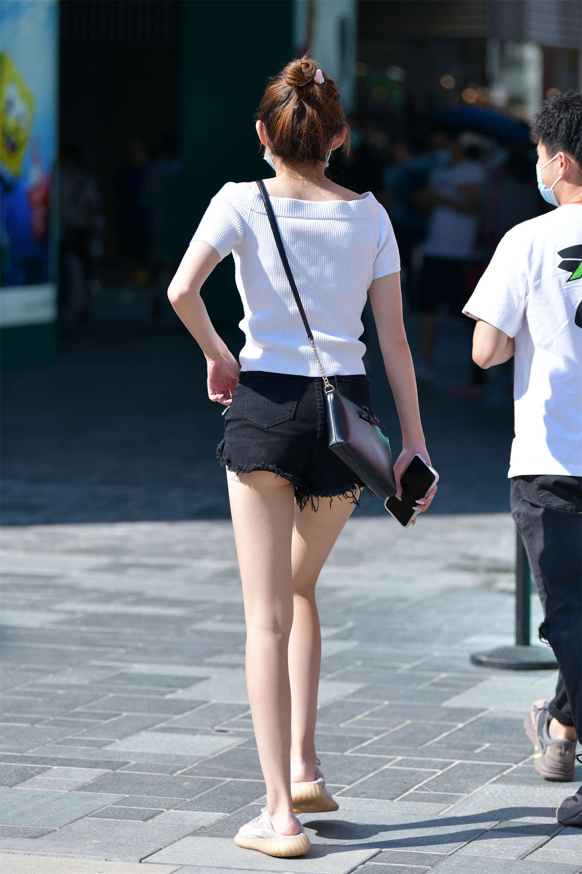 图片[2]-小默街拍作品 – 牛仔热裤小美女-日更街拍