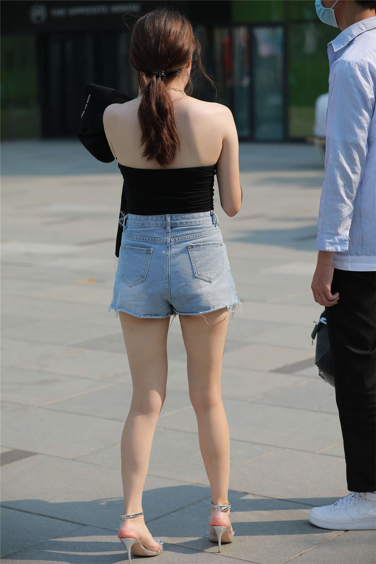 图片[2]-四九城嘎子街拍作品 – 热裤长腿白嫩小姐姐-日更街拍