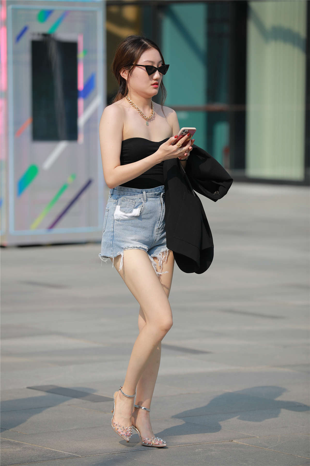 四九城嘎子街拍作品 – 热裤长腿白嫩小姐姐-日更街拍