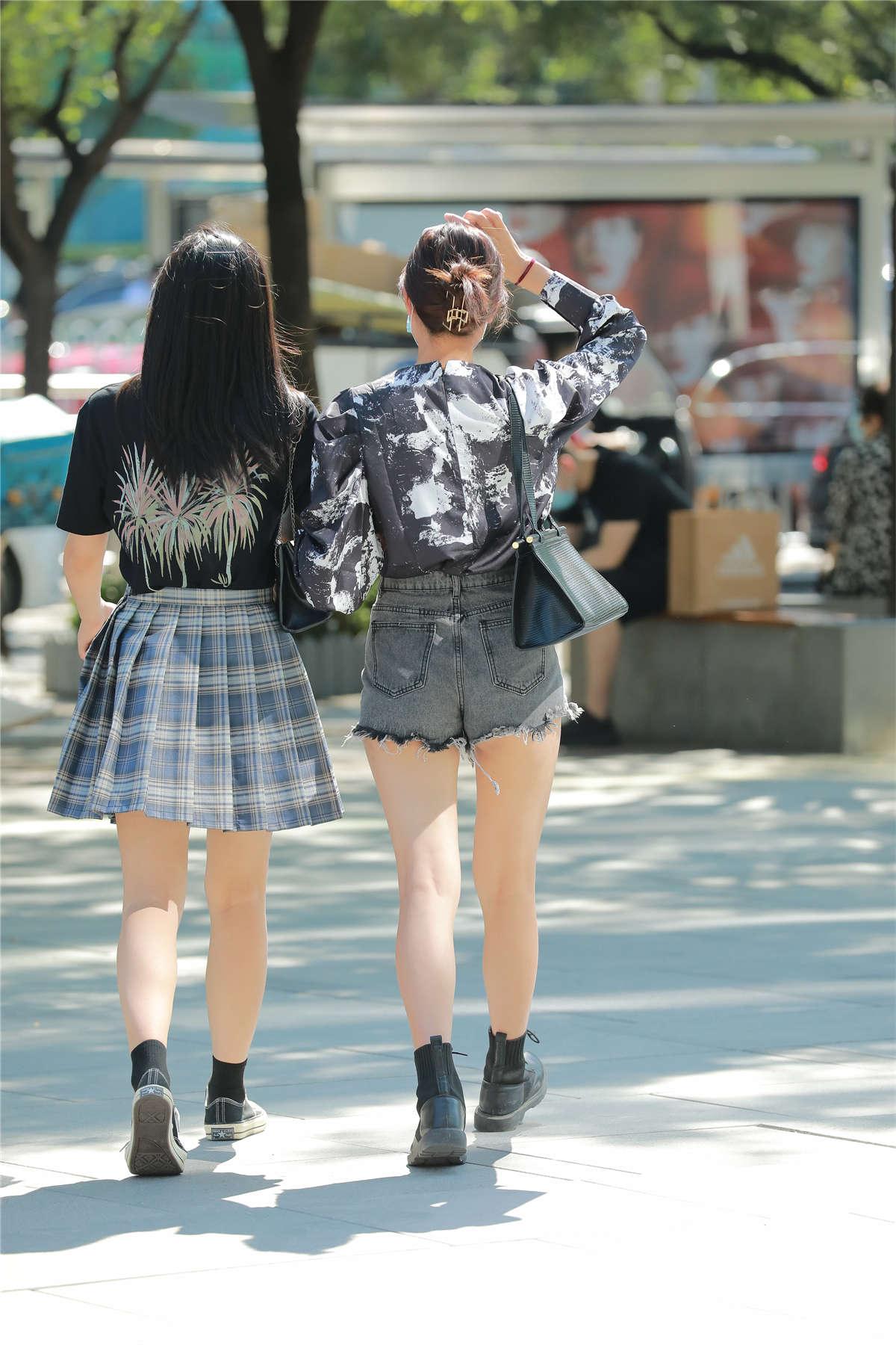 图片[2]-小默街拍作品 – 牛仔热裤小妹-日更街拍