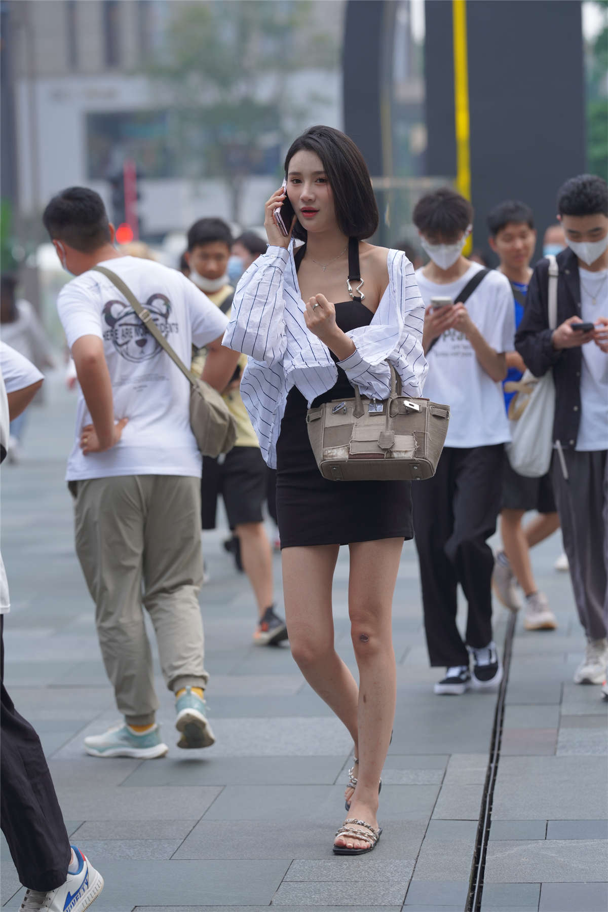 图片[2]-优雅黑色连衣裙-日更街拍