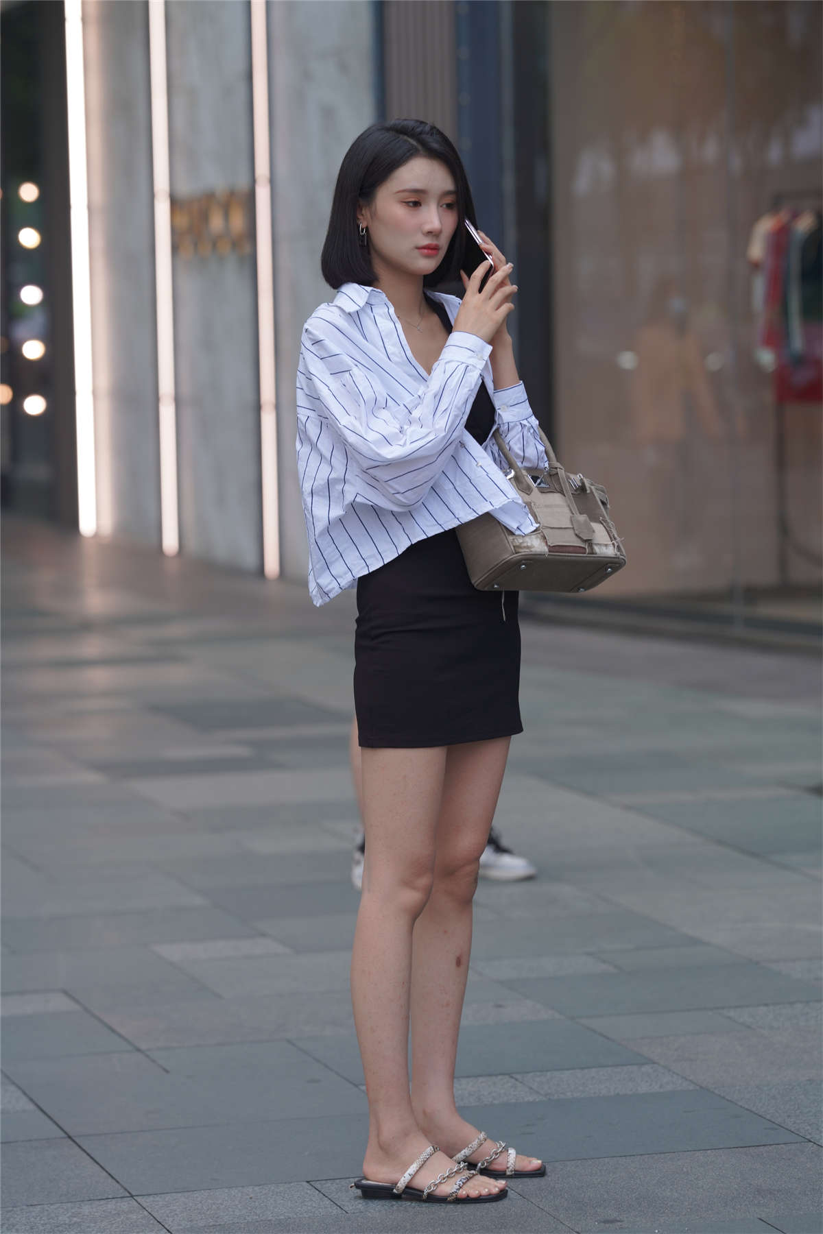 优雅黑色连衣裙-日更街拍