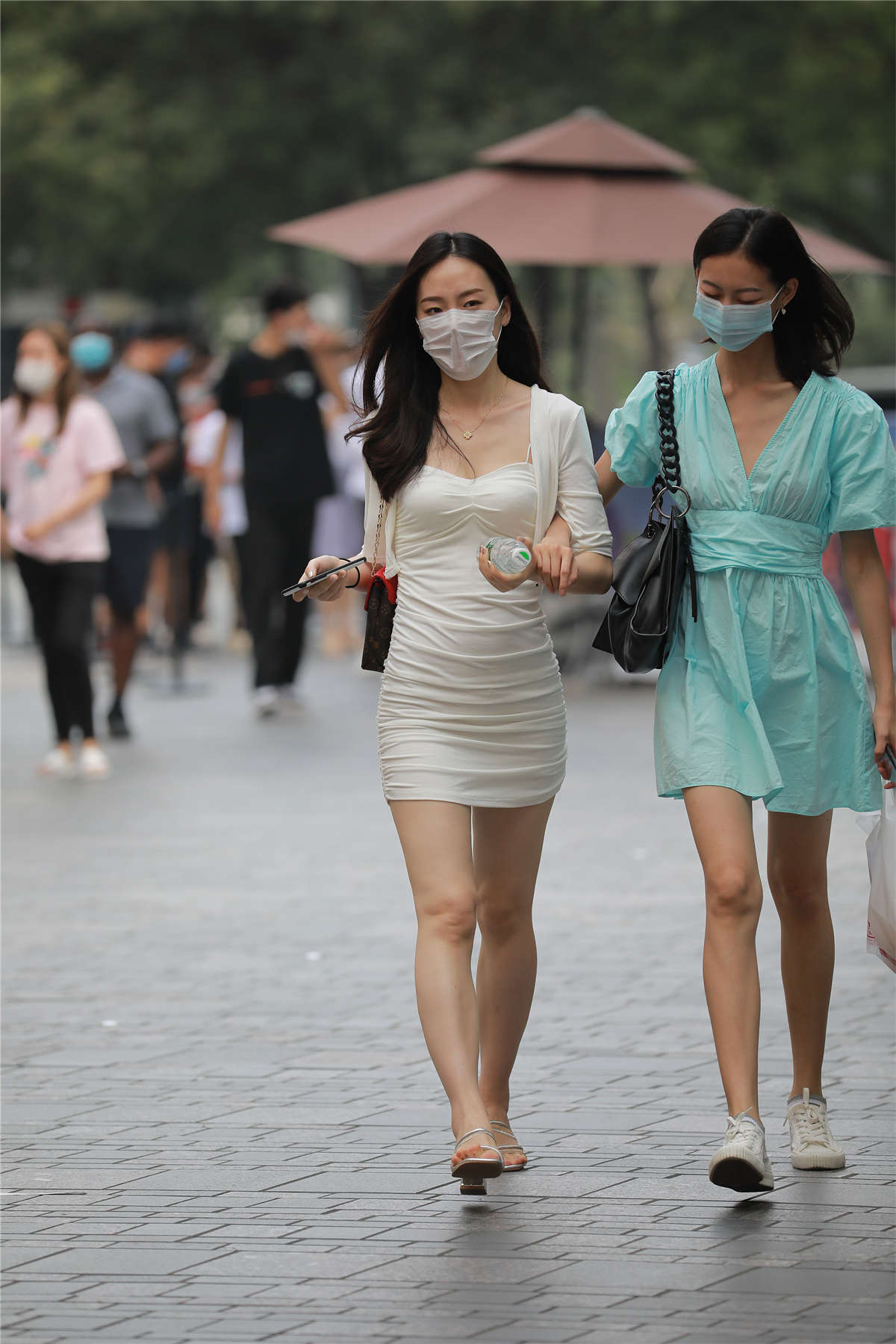 四九城嘎子街拍作品 – 性感包臀裙闺蜜-日更街拍