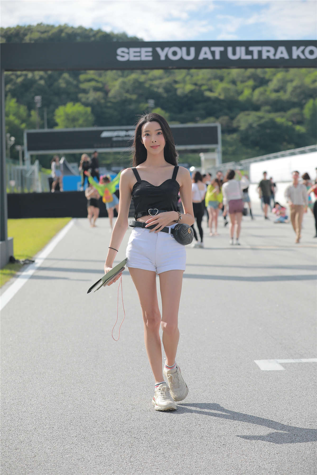 短裤黑白搭配-日更街拍