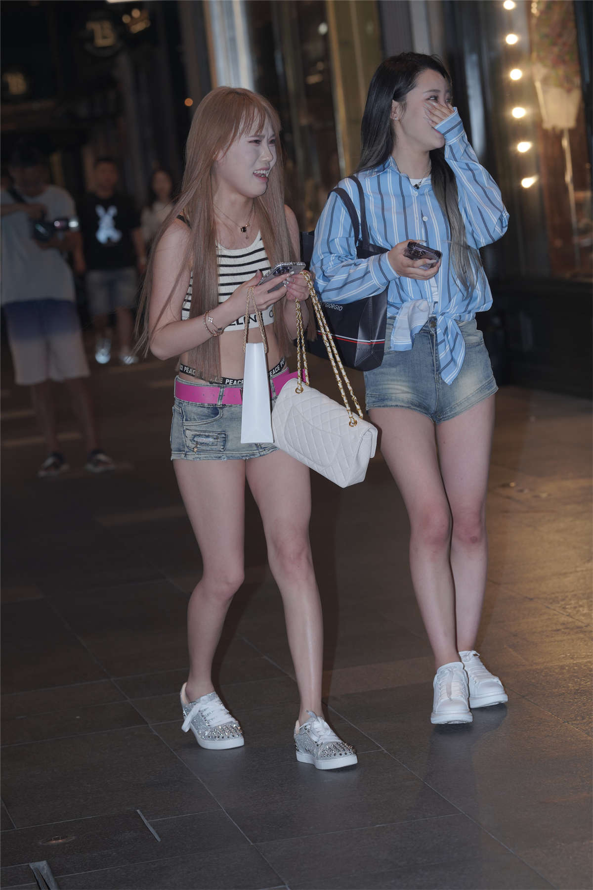 图片[2]-靓丽牛仔短裤姐妹-日更街拍