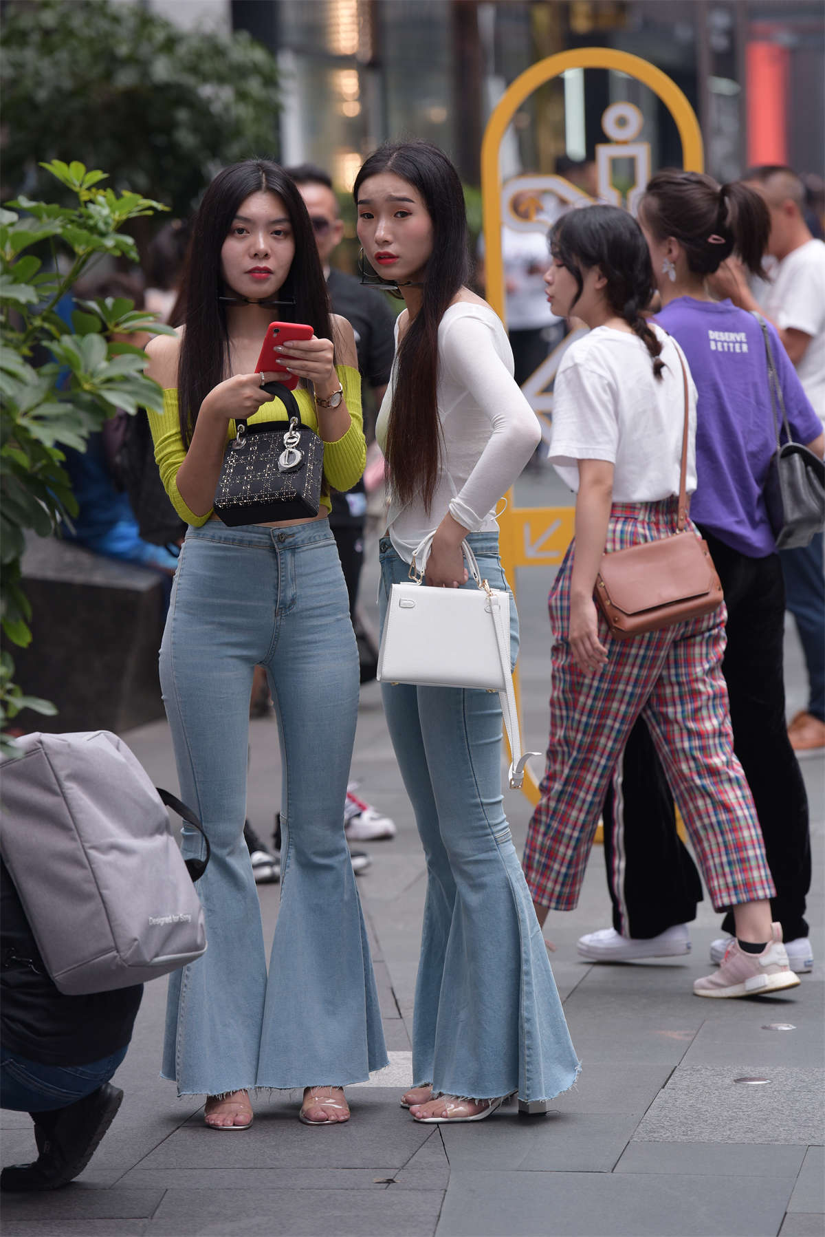 图片[2]-喇叭牛仔裤姐妹花-日更街拍