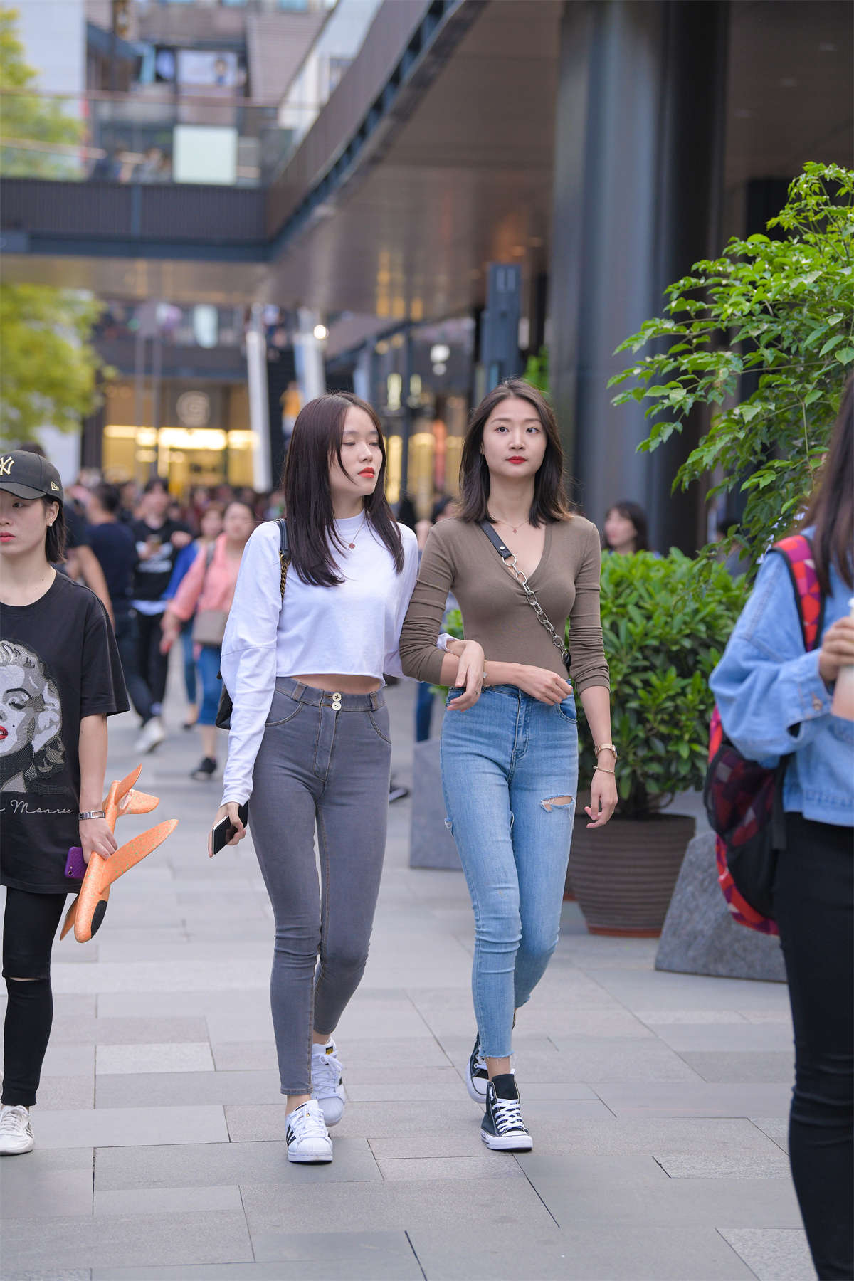 牛仔裤百搭显身材-日更街拍