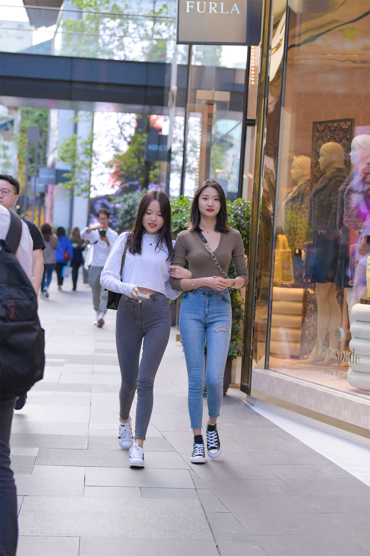 图片[2]-牛仔裤百搭显身材-日更街拍