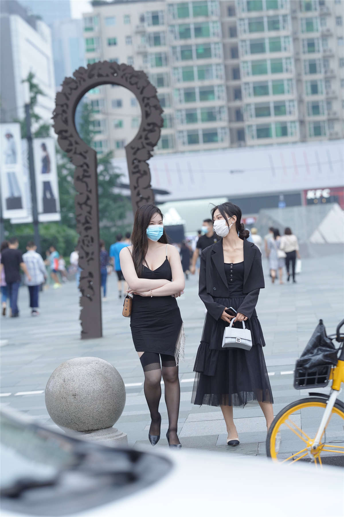 图片[2]-漂亮的吊带黑丝美女-日更街拍