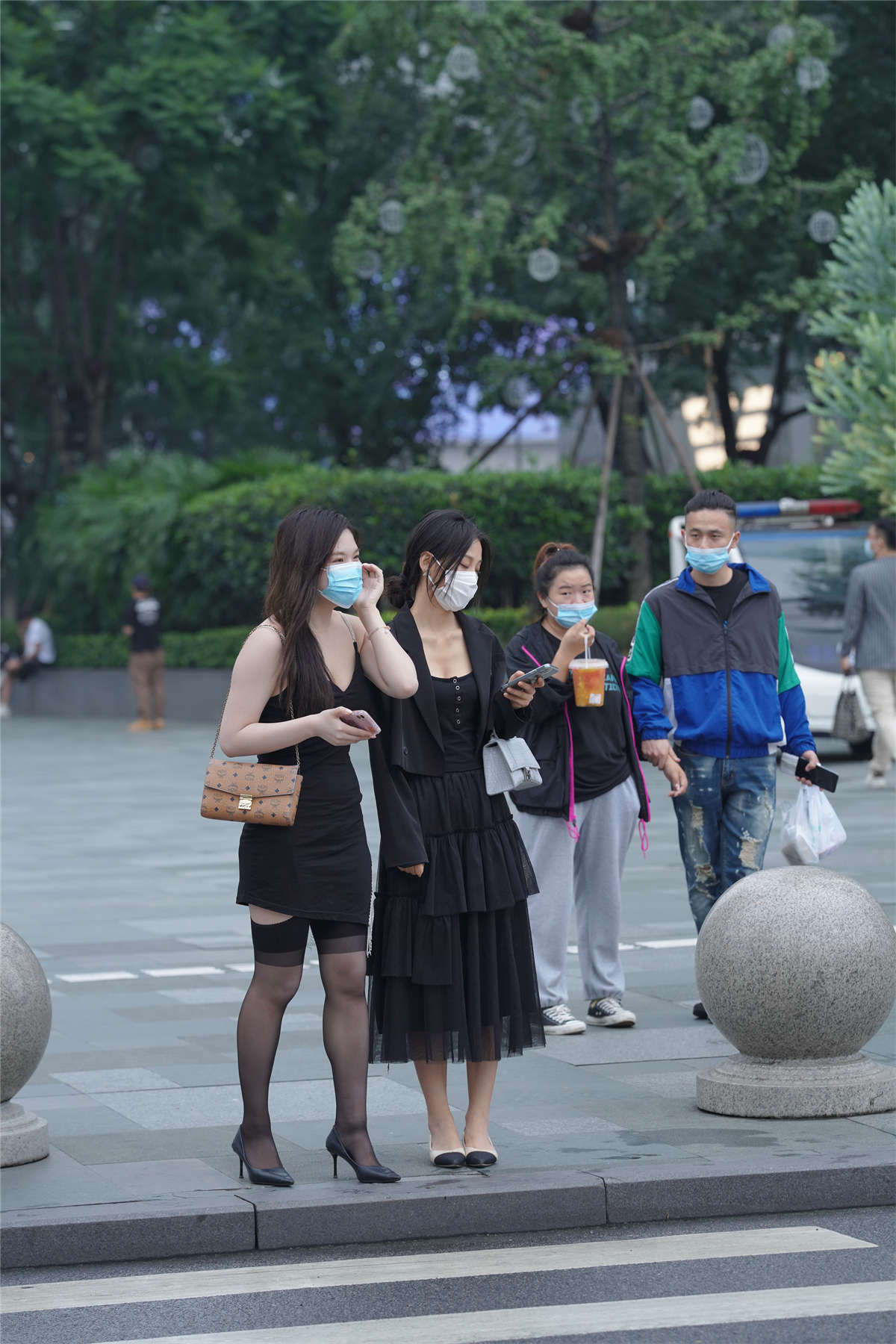 漂亮的吊带黑丝美女-日更街拍