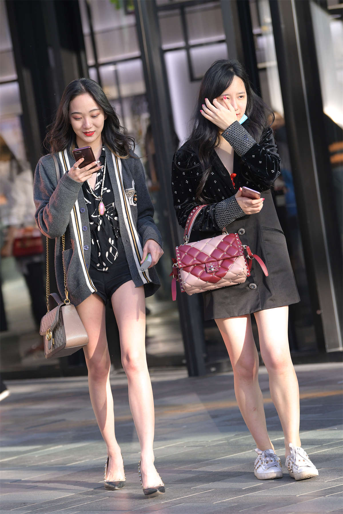 魂魂街拍作品 – 迷人的长腿妹儿-日更街拍