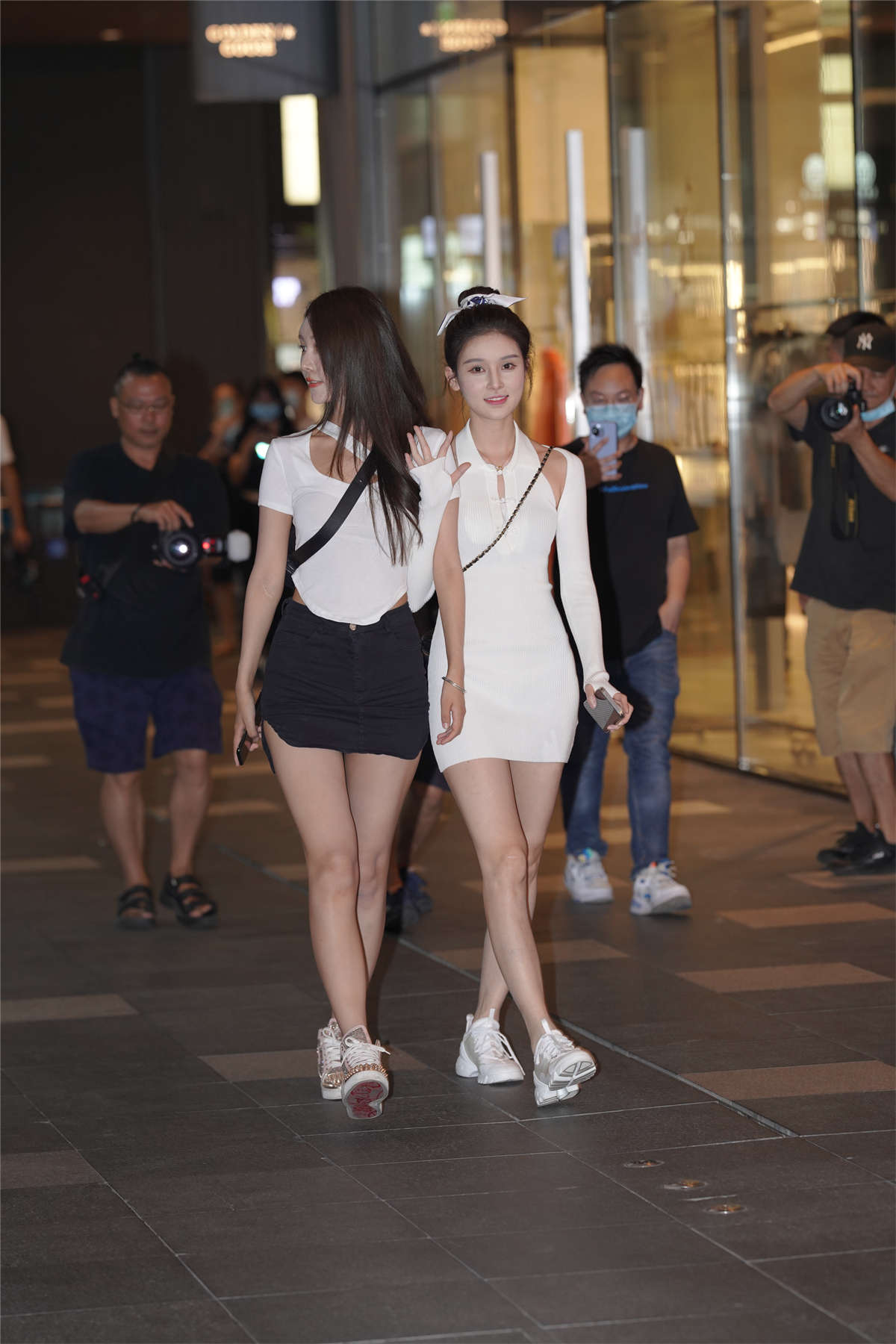 图片[2]-两个漂亮的小姐姐-日更街拍