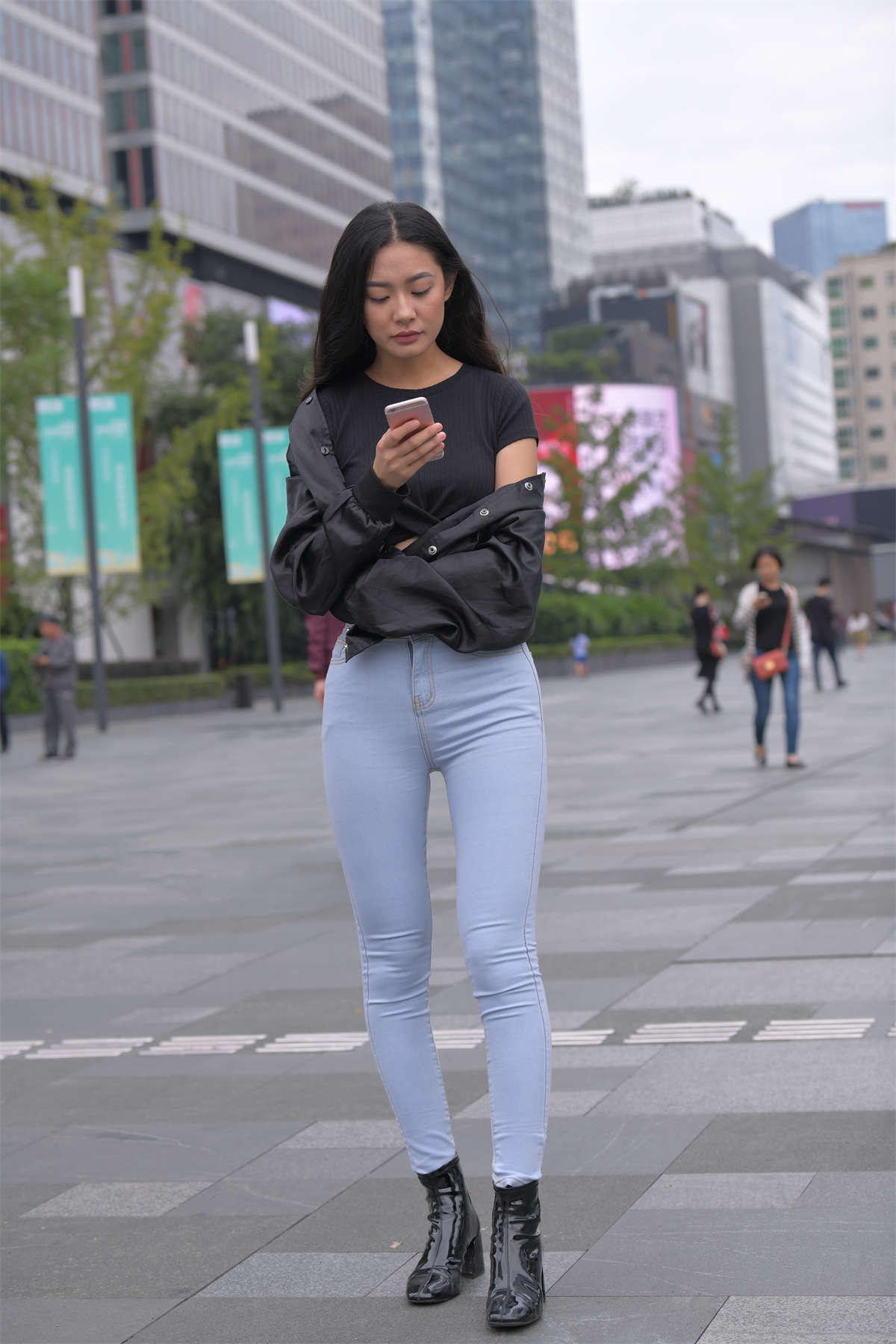 图片[2]-[魔镜原创摄影]紧身牛仔美臀美女-日更街拍