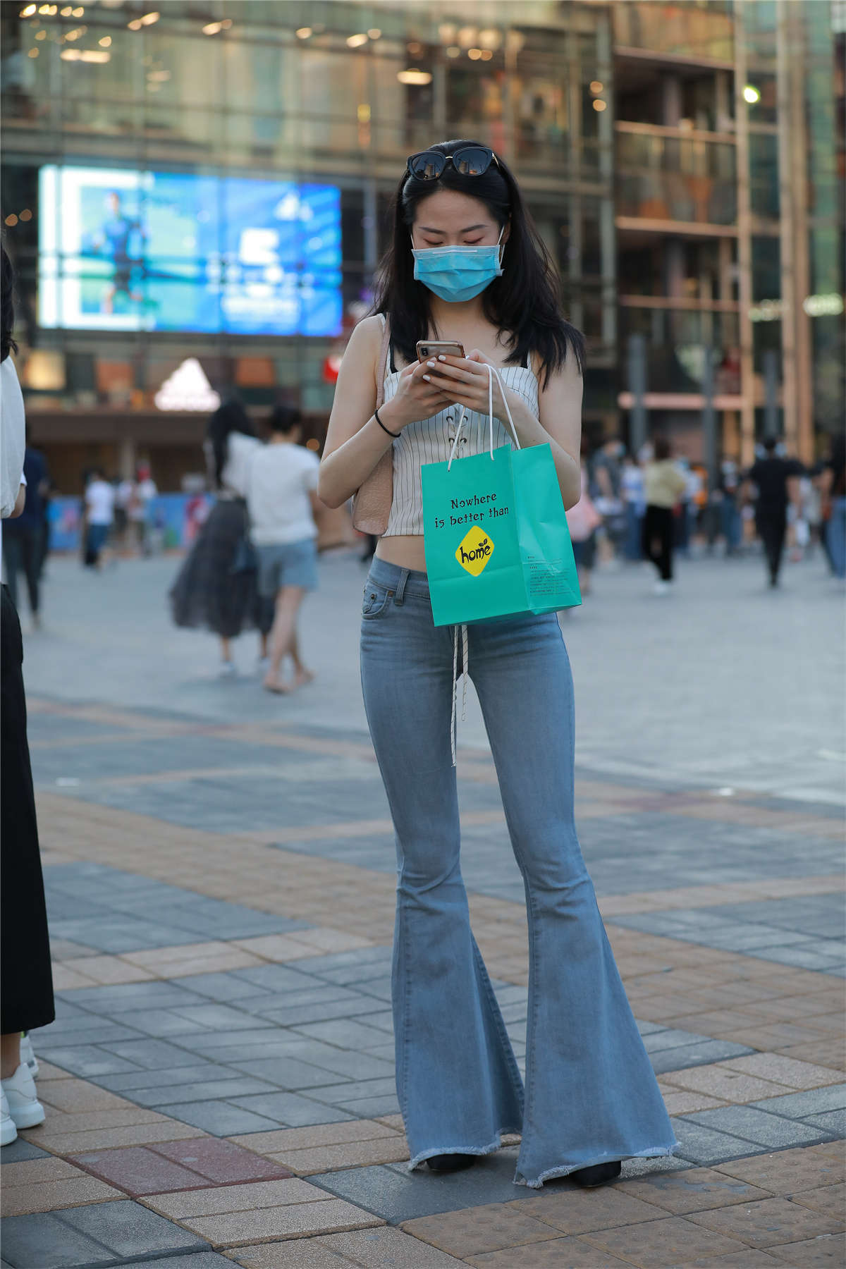 喇叭牛仔裤美女-日更街拍