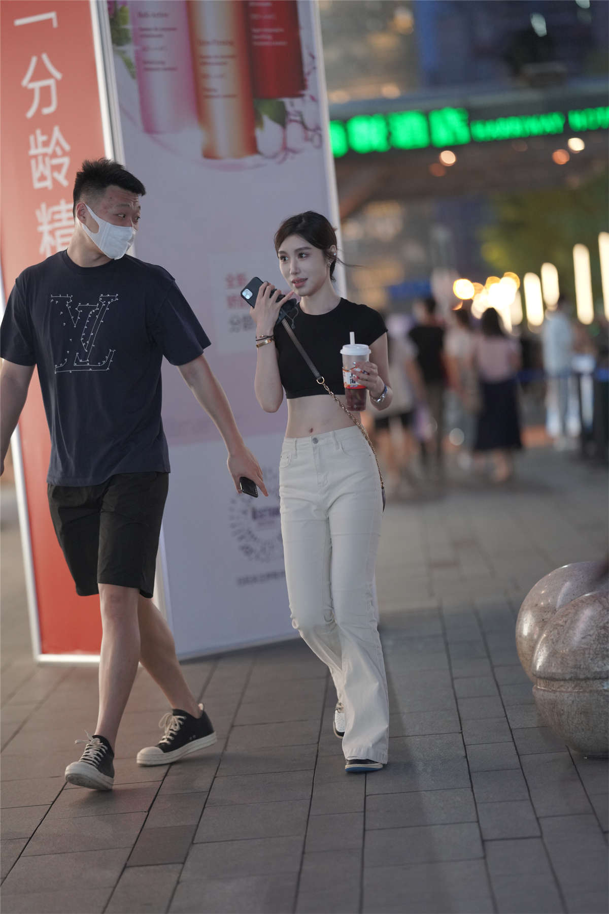 图片[2]-紧身白裤小女友-日更街拍