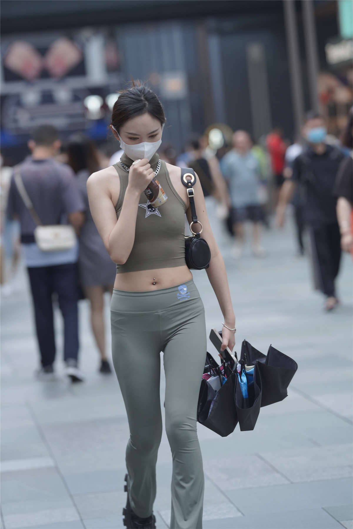 紧身裤小姐姐-日更街拍