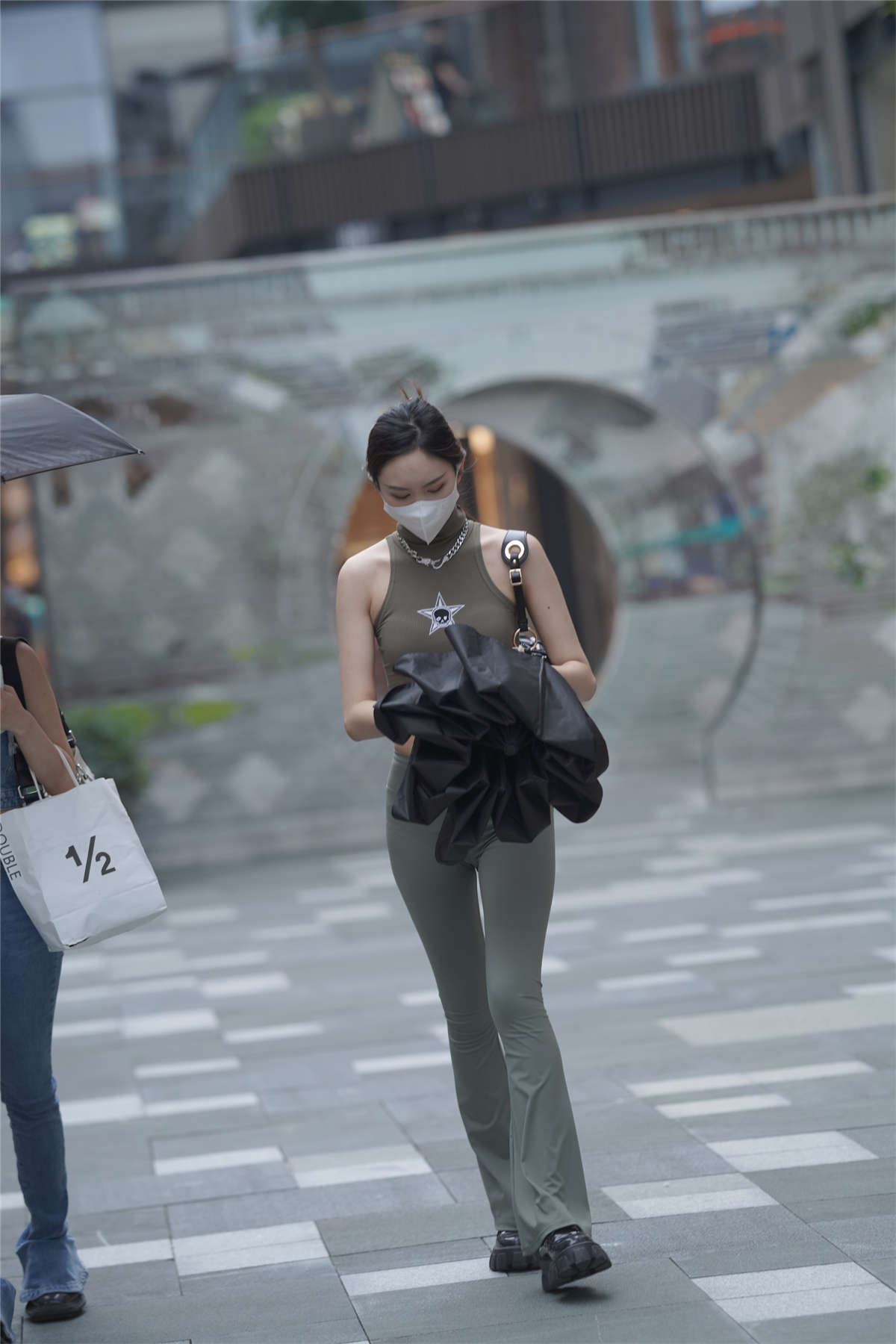 图片[2]-紧身裤小姐姐-日更街拍