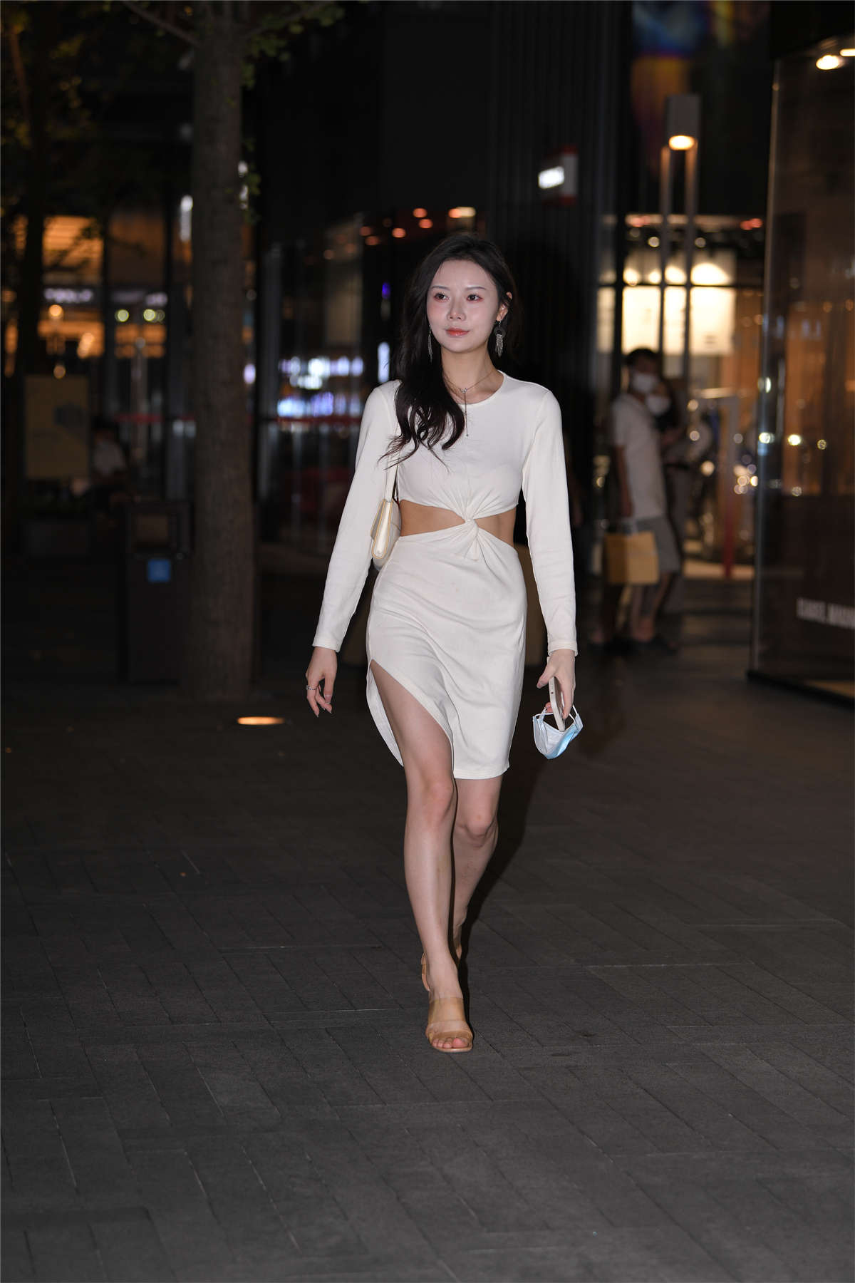 白色连衣裙美女-日更街拍