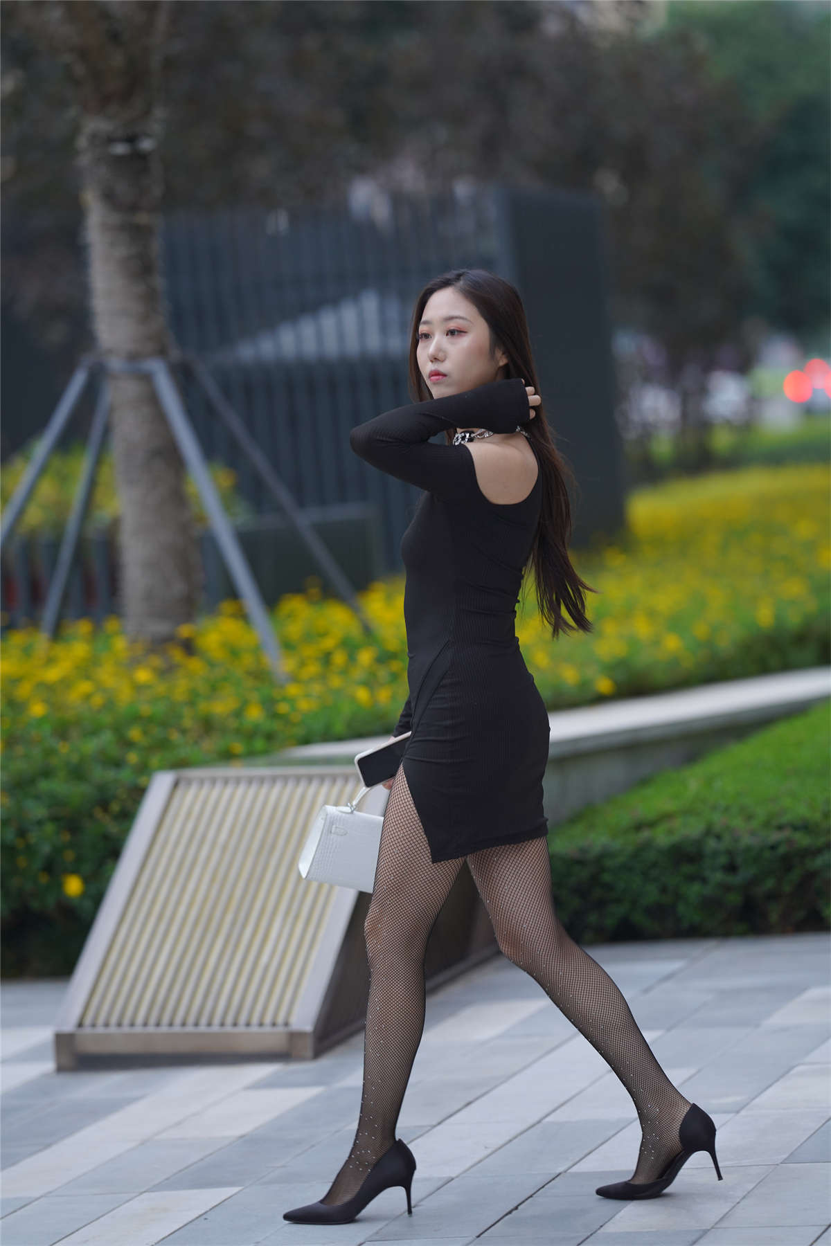 图片[2]-[魔镜原创摄影]牛男街拍 美丽的网袜女孩-日更街拍